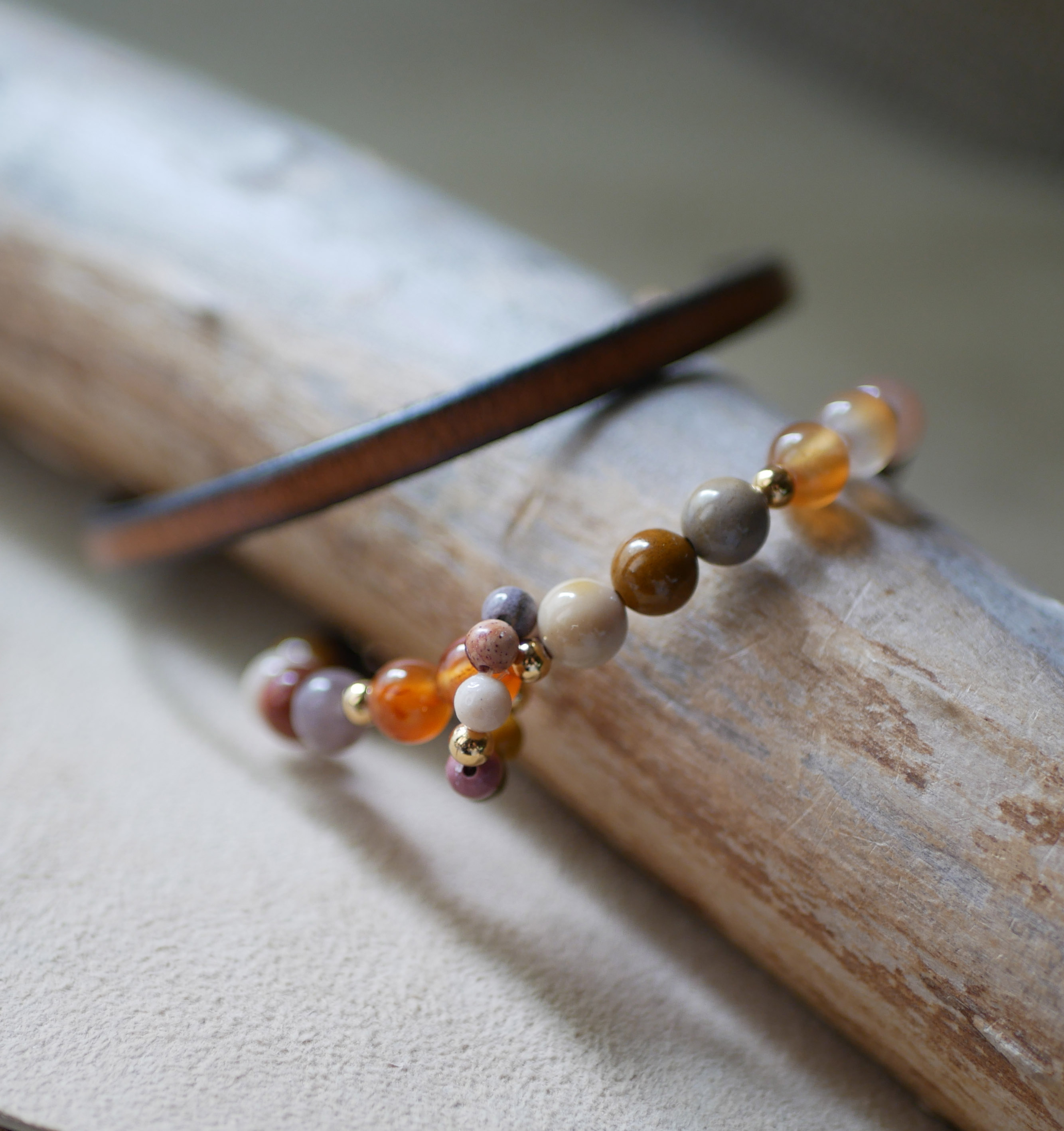 Pulseira de pedra natural mokaïte e cornalite com anel de mini pérolas