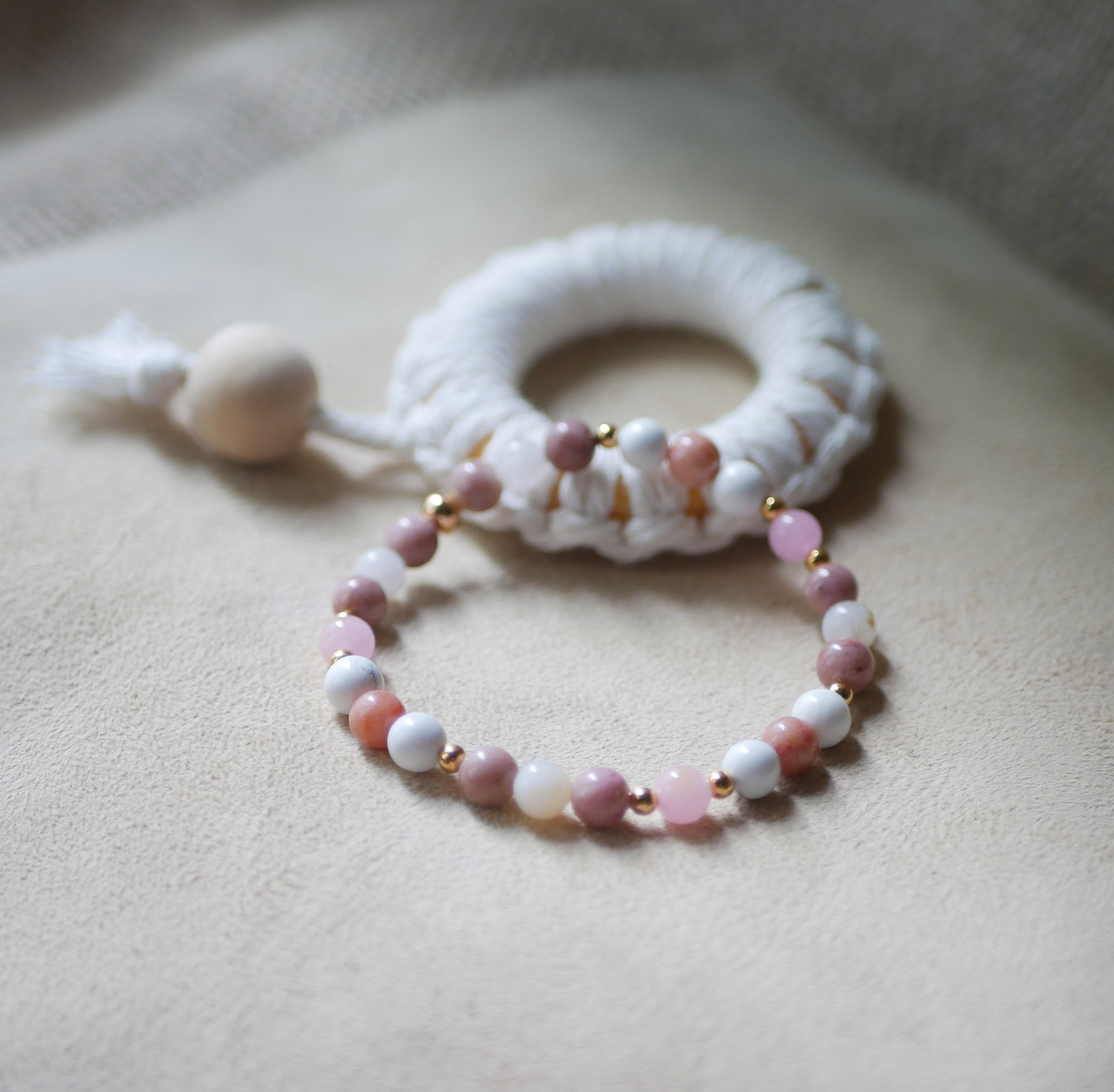 Pulseira com contas de ouro e pedras naturais Howlite e Rhodonite