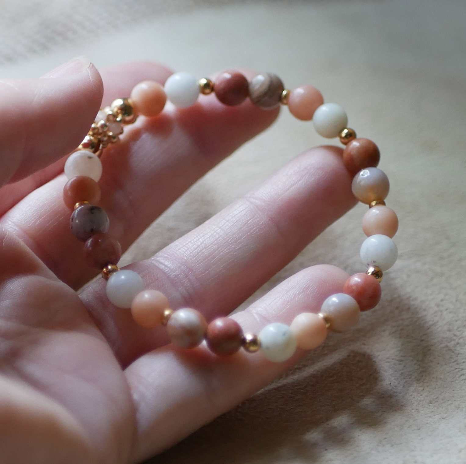 Pulseira com contas de pedra natural Aventurina rosa e branca e pérolas douradas