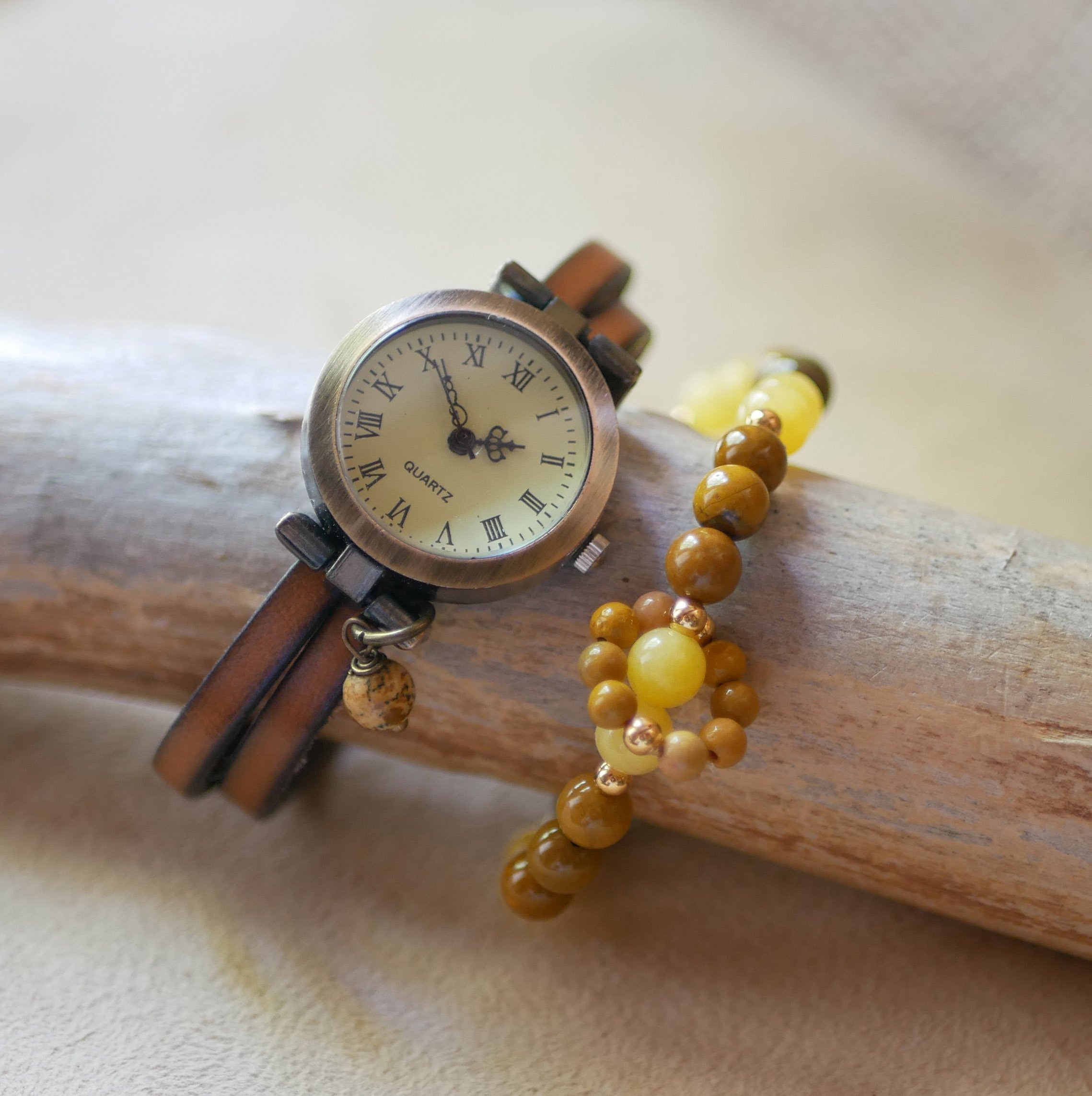 Pulseira de pedras naturais com contas de jade amarelo e mokaïte e um anel de mini contas