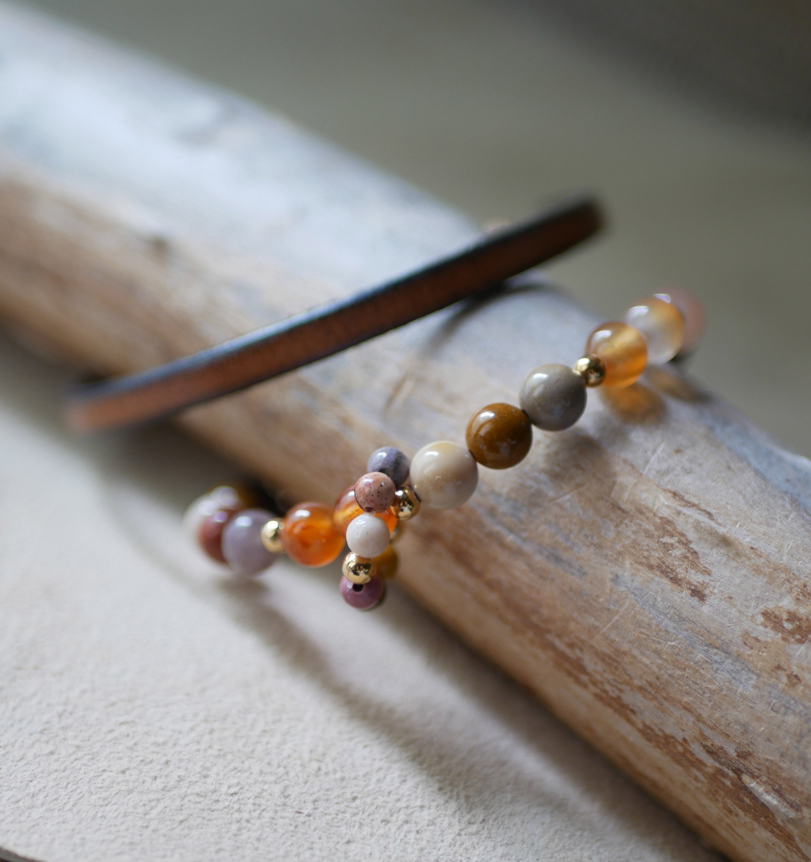Pulseira de pedra natural mokaïte e cornalite com anel de mini pérolas