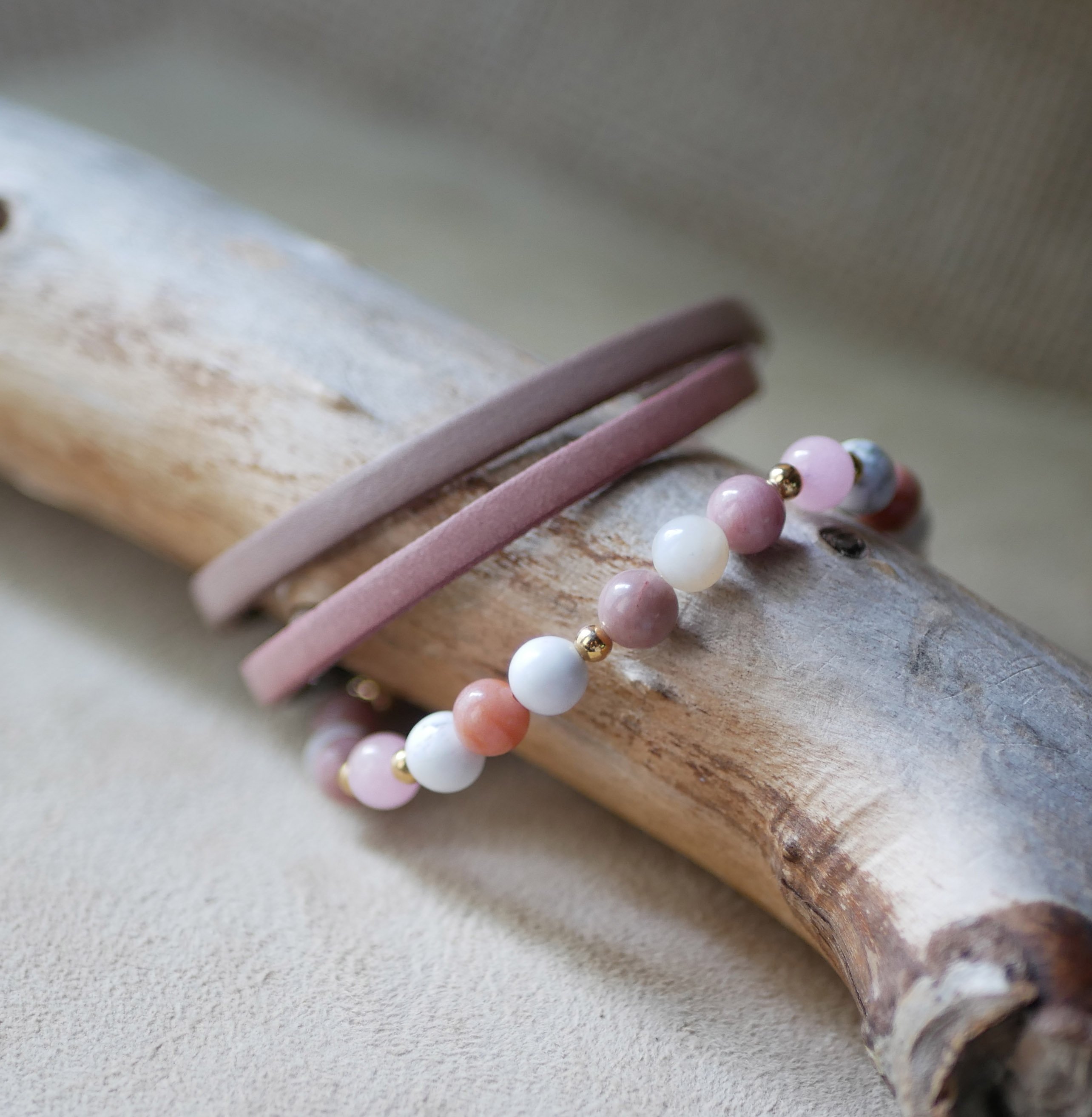 Pulseira com contas de ouro e pedras naturais Howlite e Rhodonite