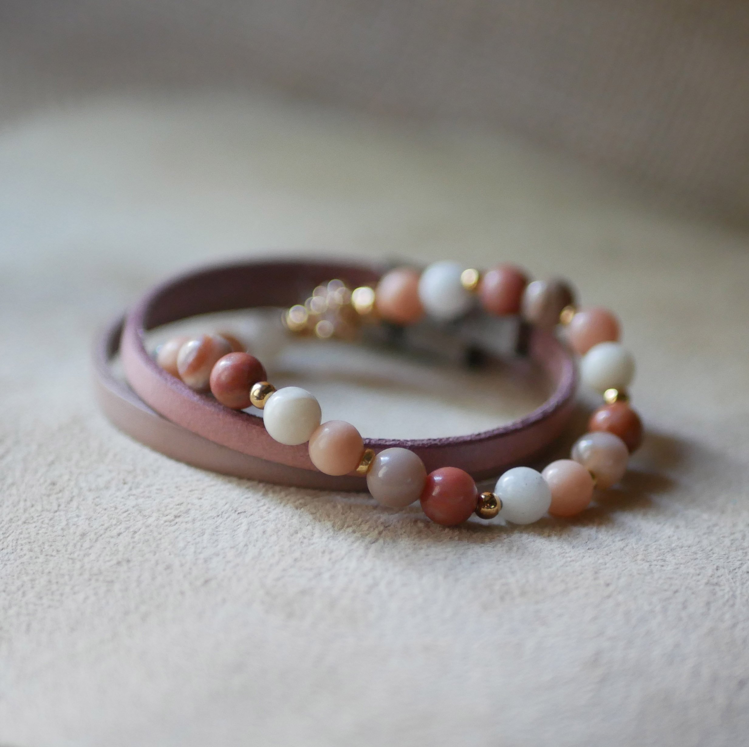Pulseira com contas de pedra natural Aventurina rosa e branca e pérolas douradas