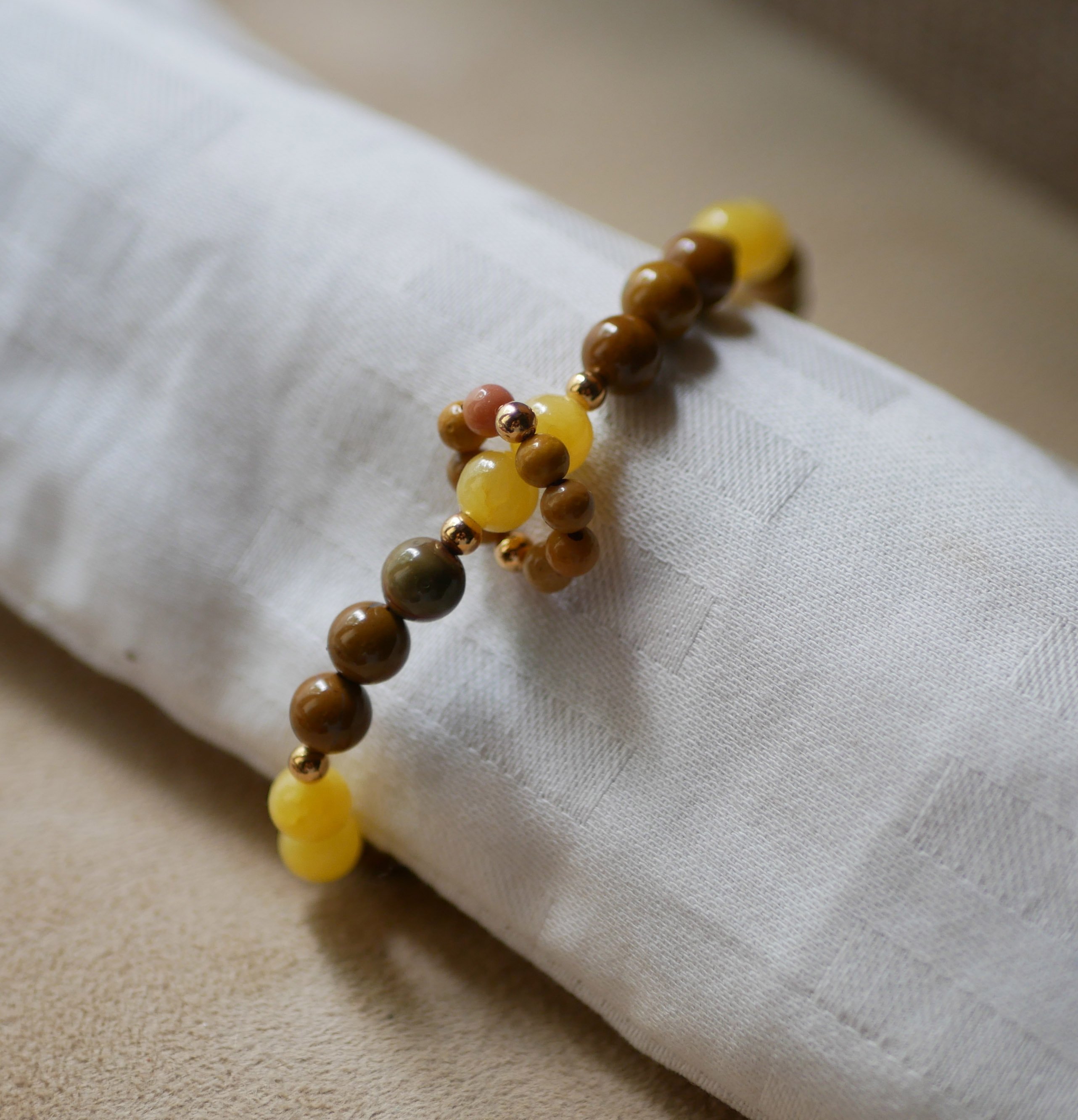 Pulseira de pedras naturais com contas de jade amarelo e mokaïte e um anel de mini contas
