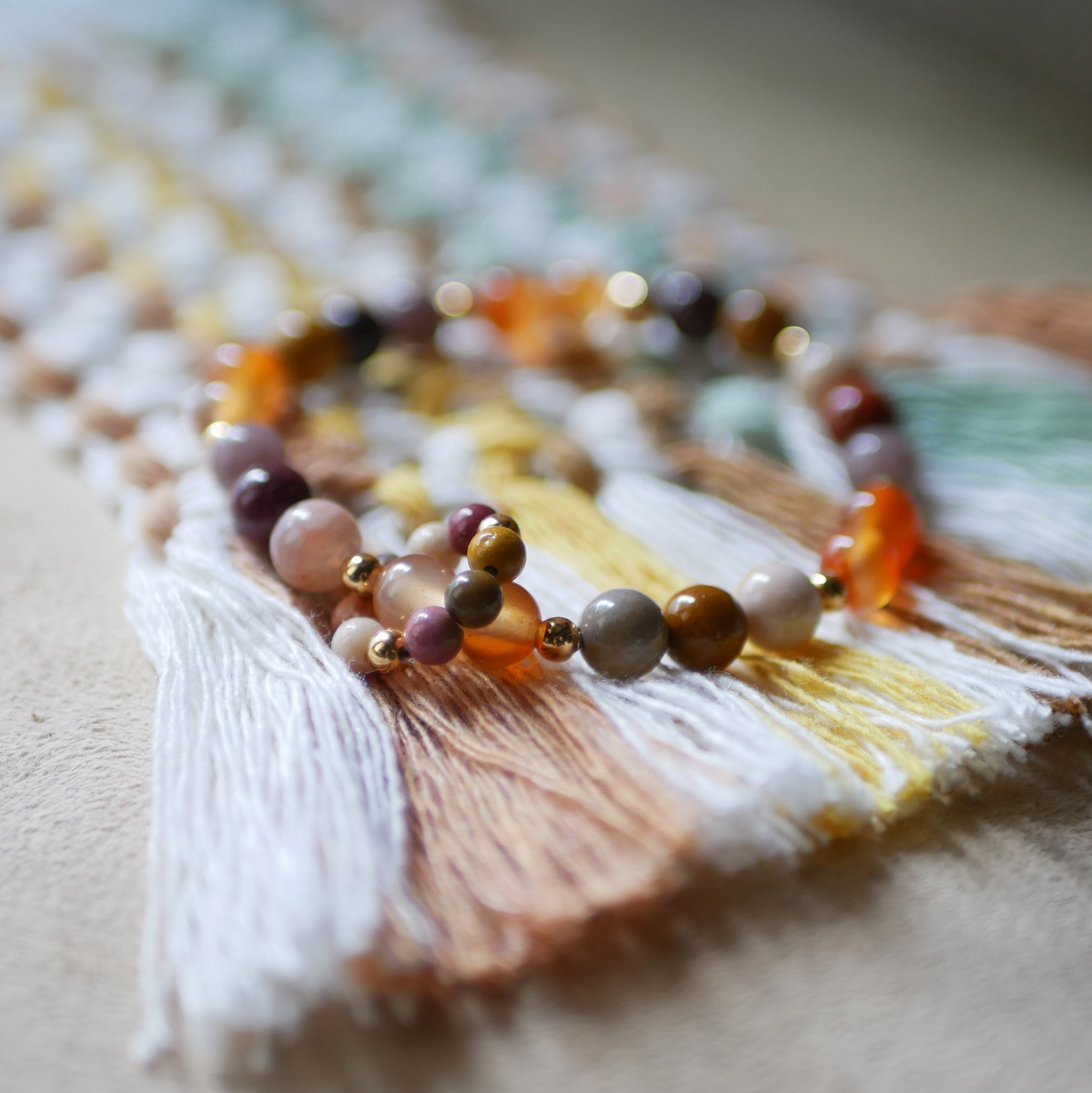 Pulseira de pedra natural mokaïte e cornalite com anel de mini pérolas