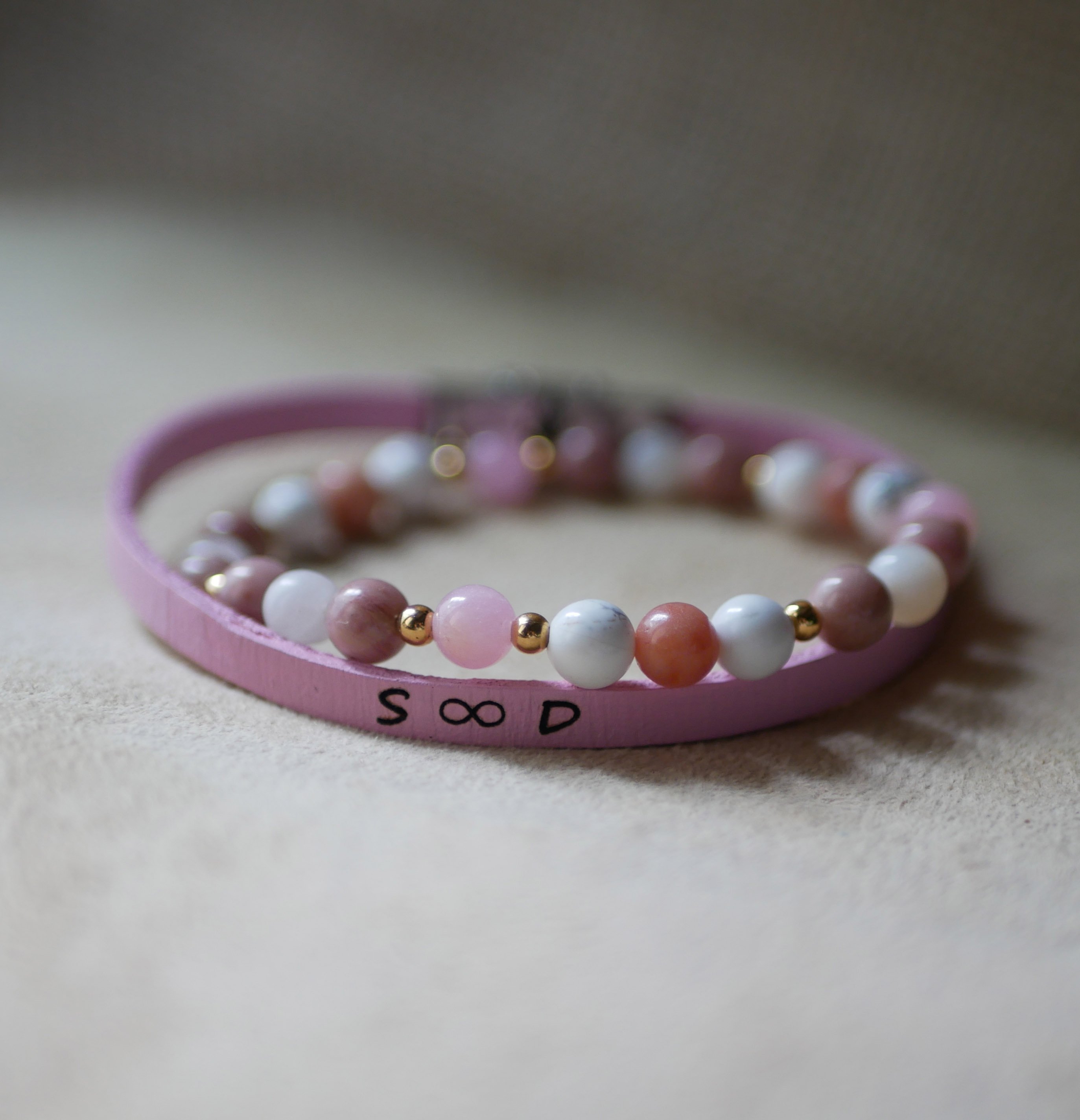 Pulseira com contas de ouro e pedras naturais Howlite e Rhodonite