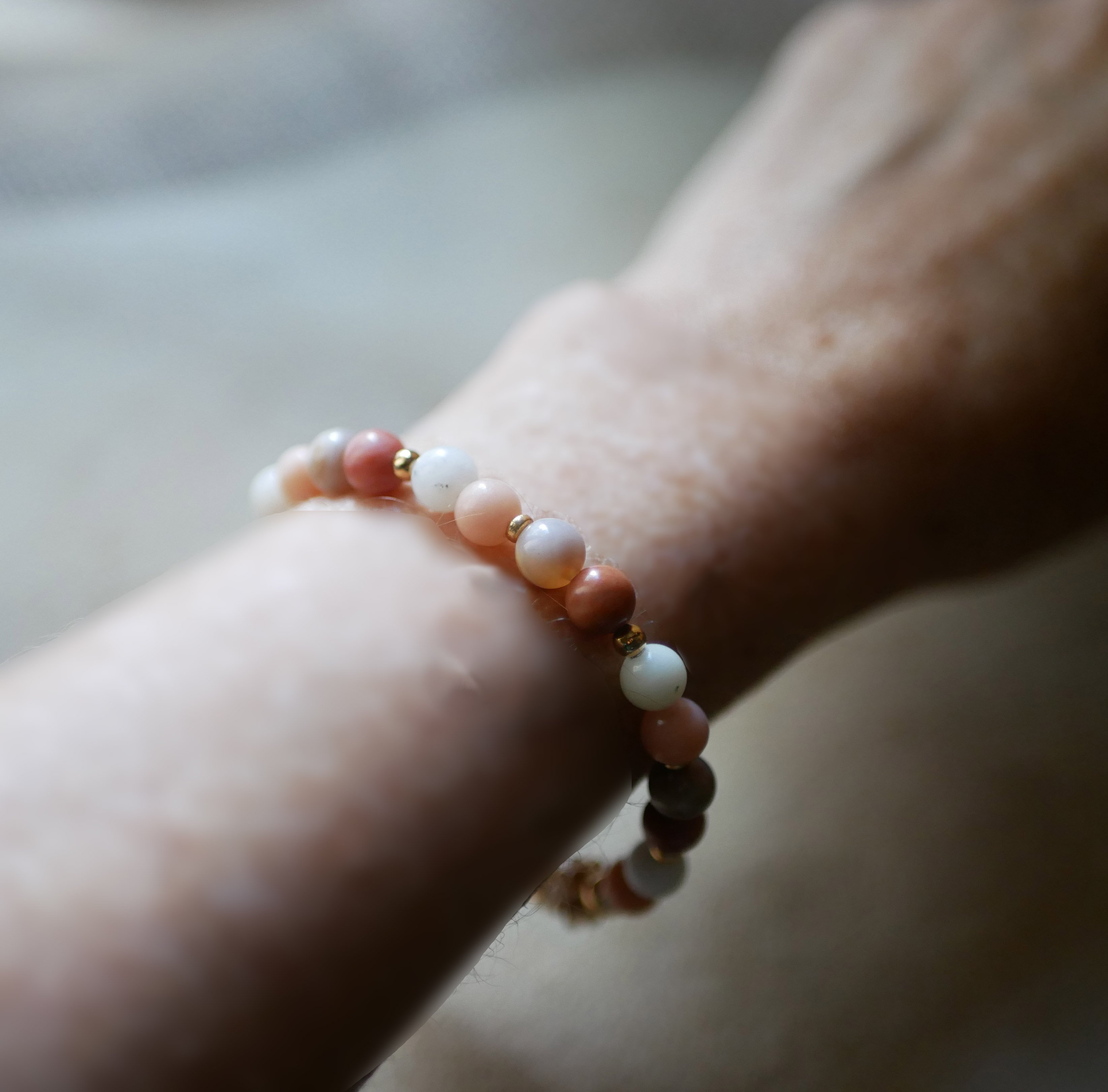 Pulseira com contas de pedra natural Aventurina rosa e branca e pérolas douradas