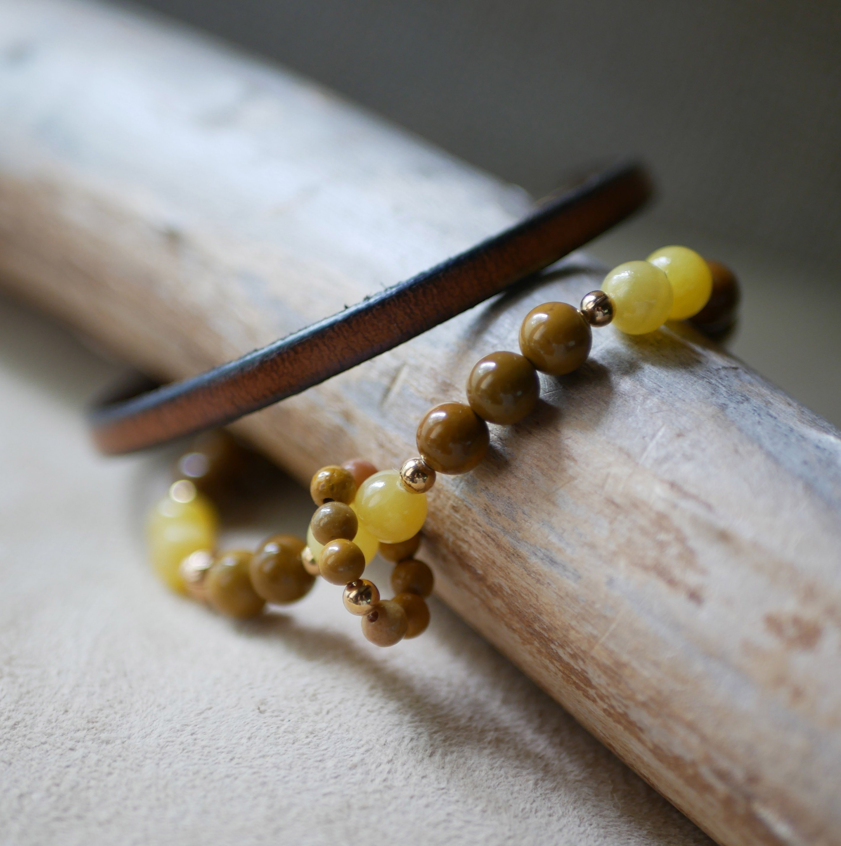 Pulseira de pedras naturais com contas de jade amarelo e mokaïte e um anel de mini contas