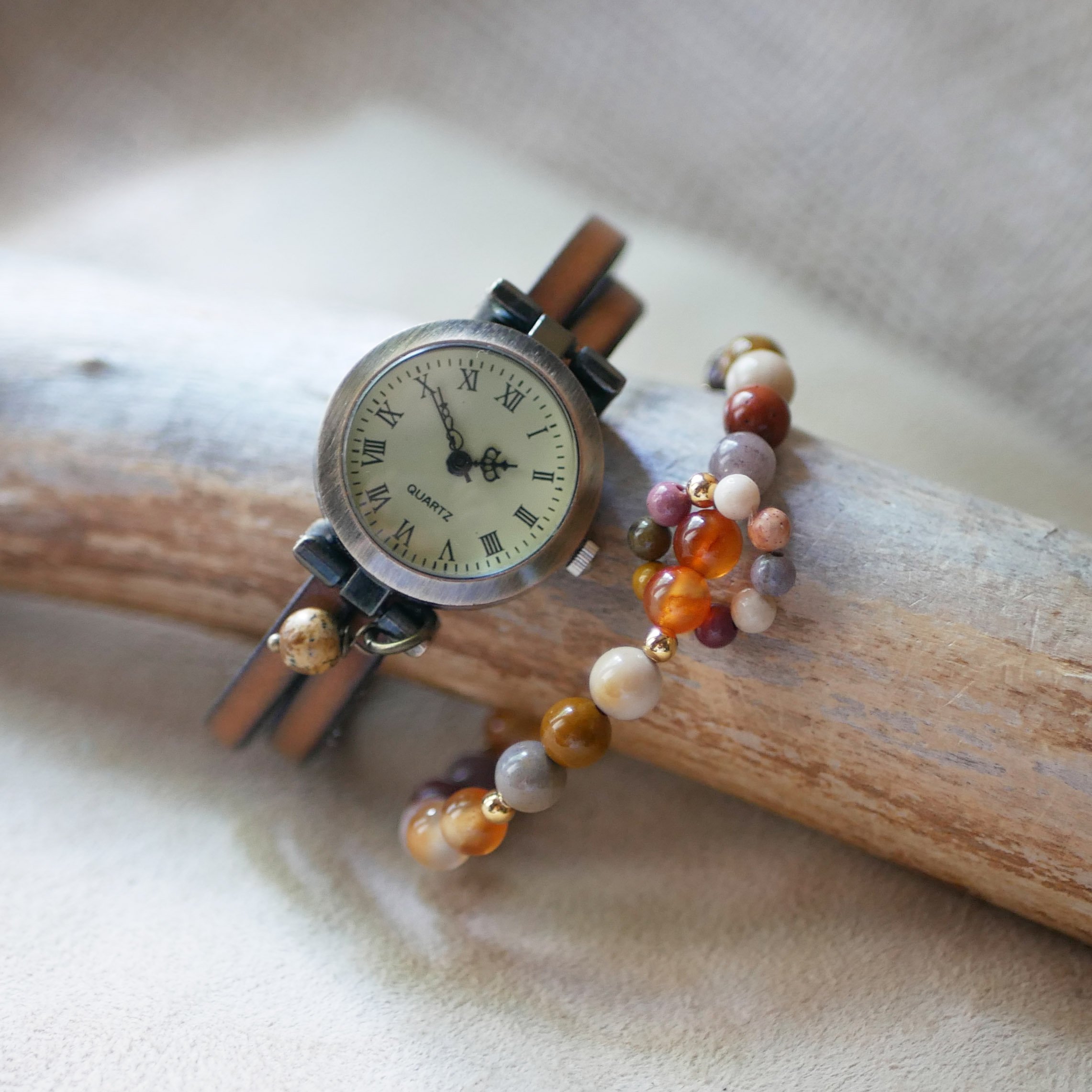 Pulseira de pedra natural mokaïte e cornalite com anel de mini pérolas