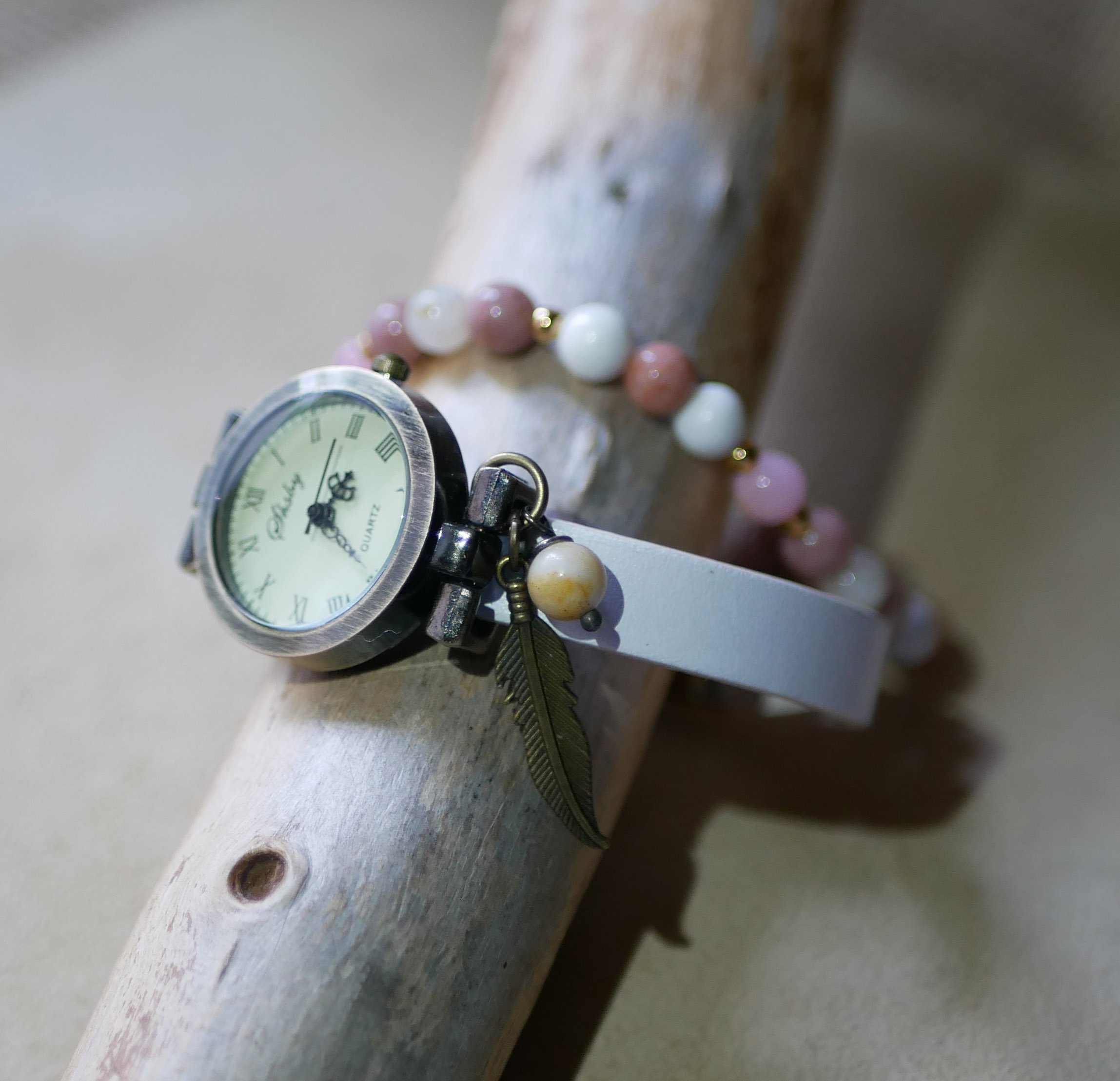 Pulseira com contas de ouro e pedras naturais Howlite e Rhodonite