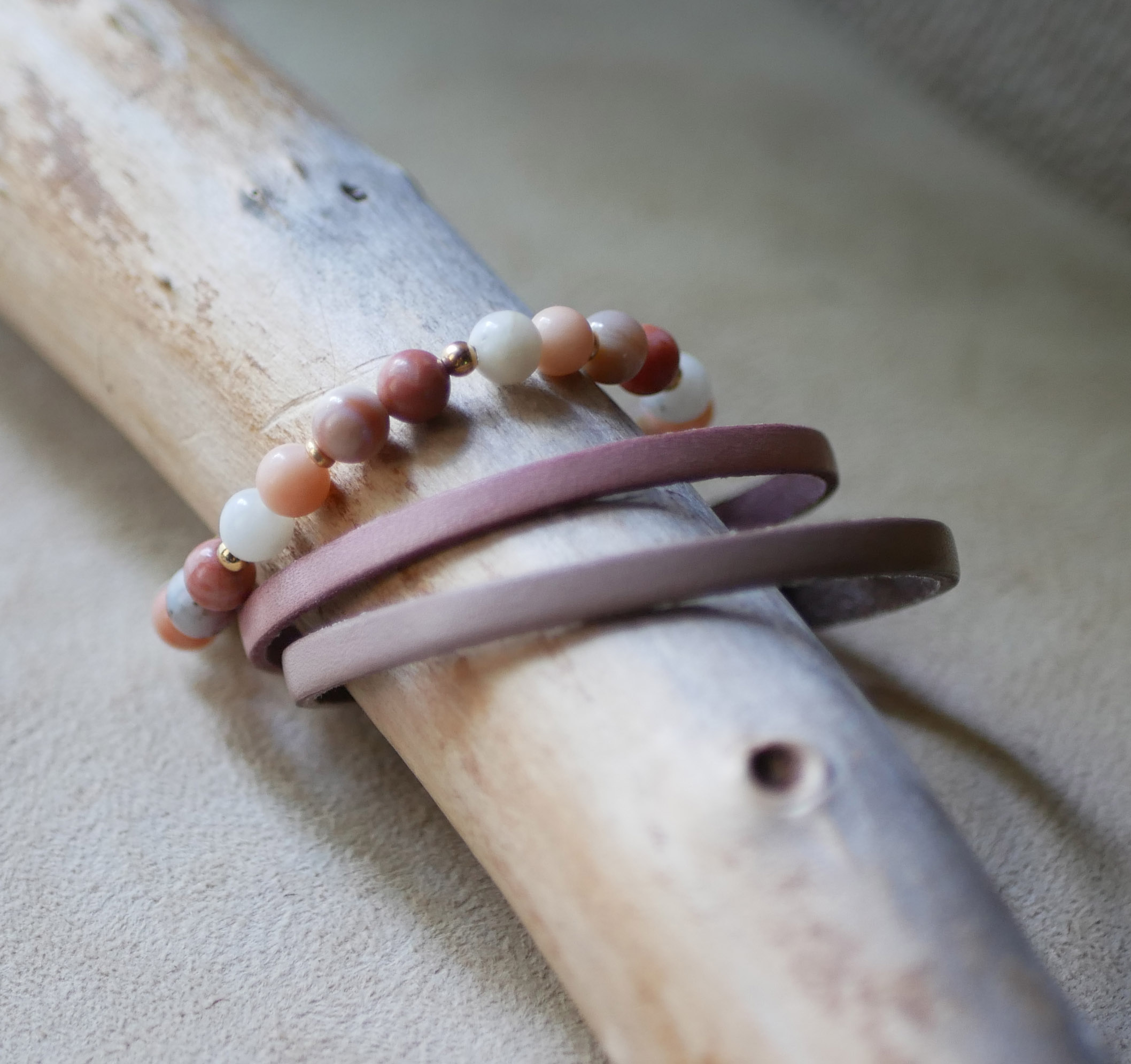Pulseira com contas de pedra natural Aventurina rosa e branca e pérolas douradas