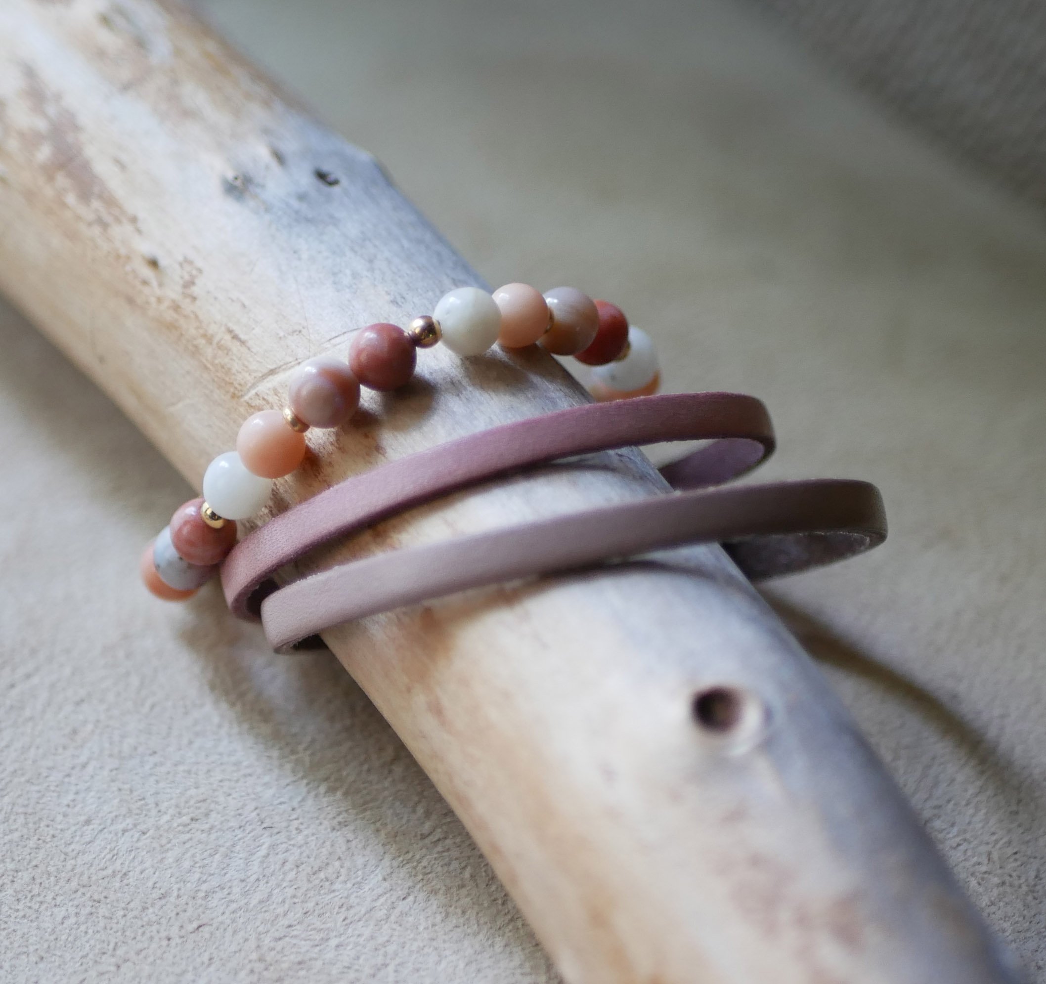 Pulseira com contas de pedra natural Aventurina rosa e branca e pérolas douradas