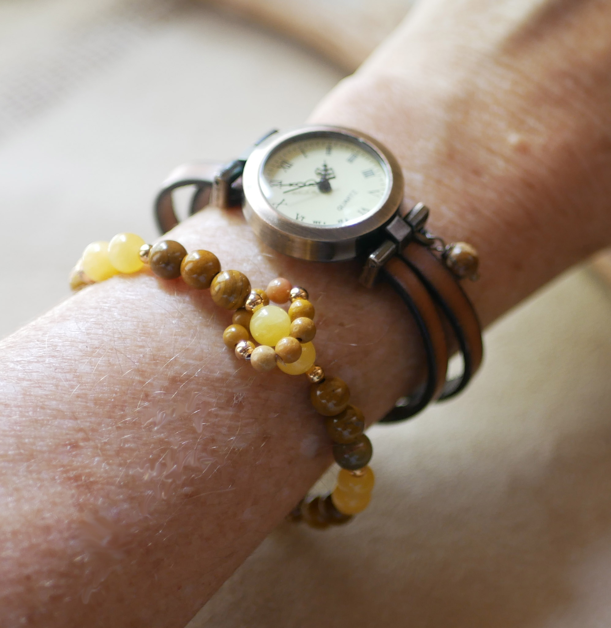 Pulseira de pedras naturais com contas de jade amarelo e mokaïte e um anel de mini contas