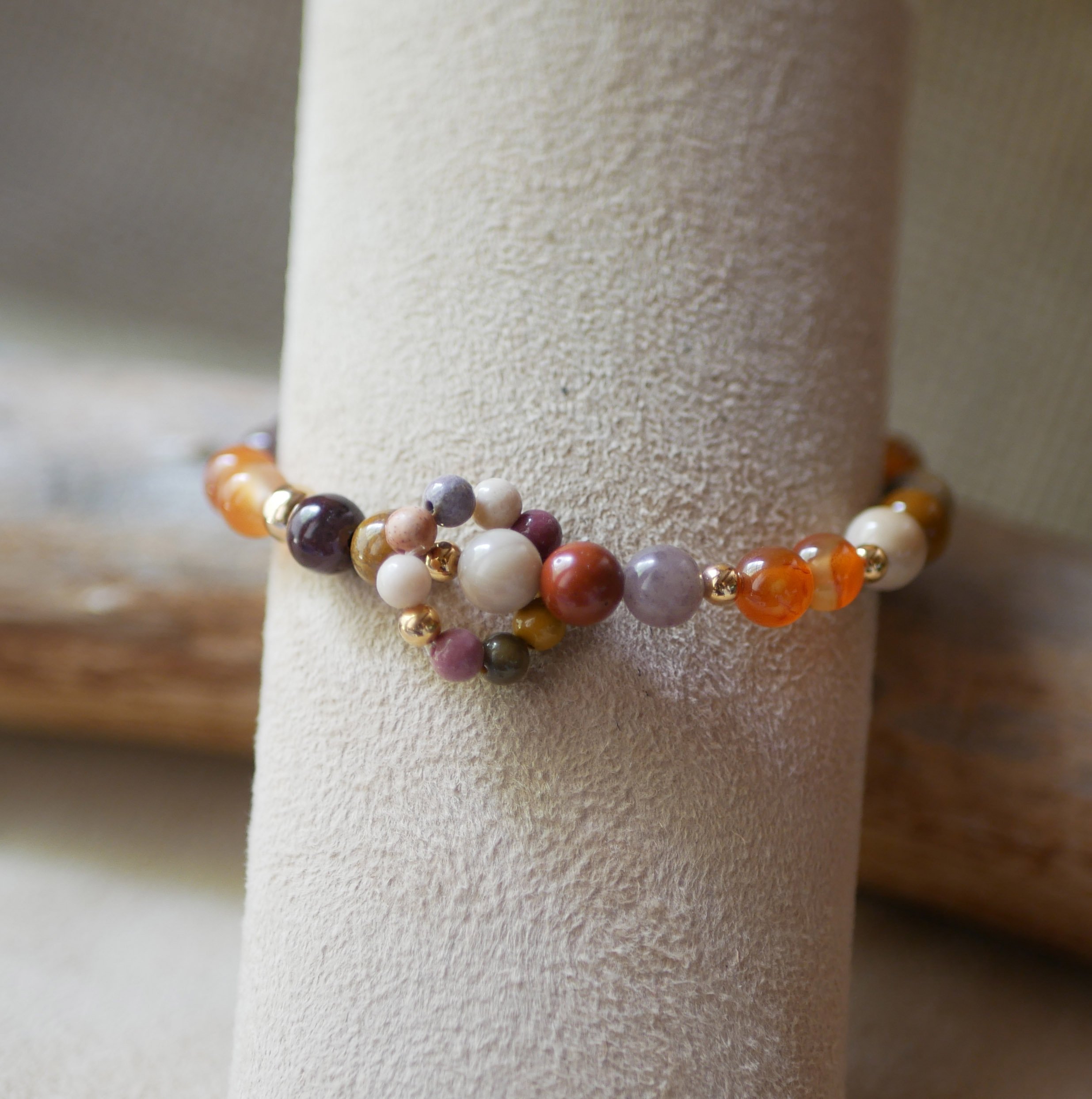 Pulseira de pedra natural mokaïte e cornalite com anel de mini pérolas