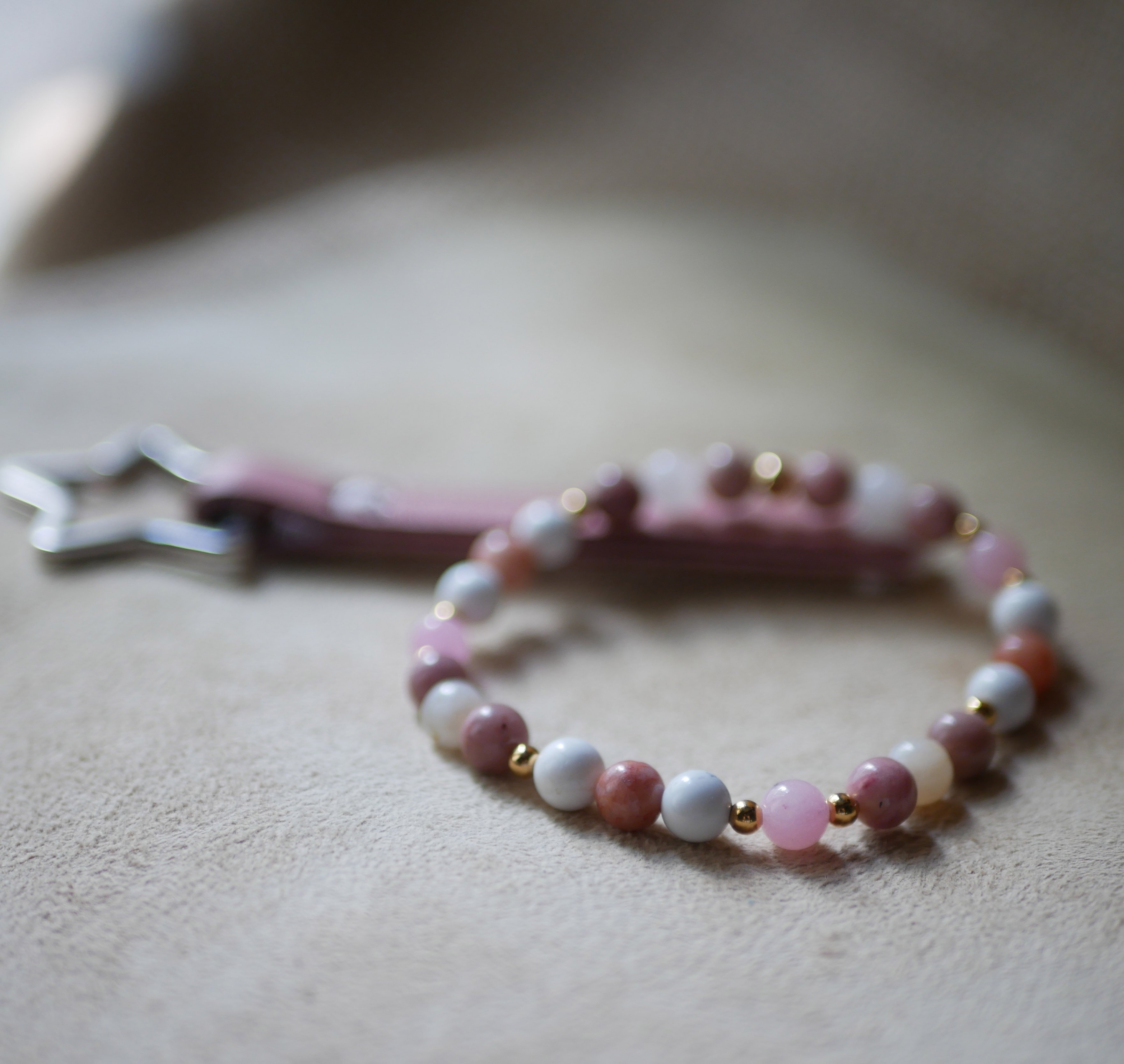 Pulseira com contas de ouro e pedras naturais Howlite e Rhodonite