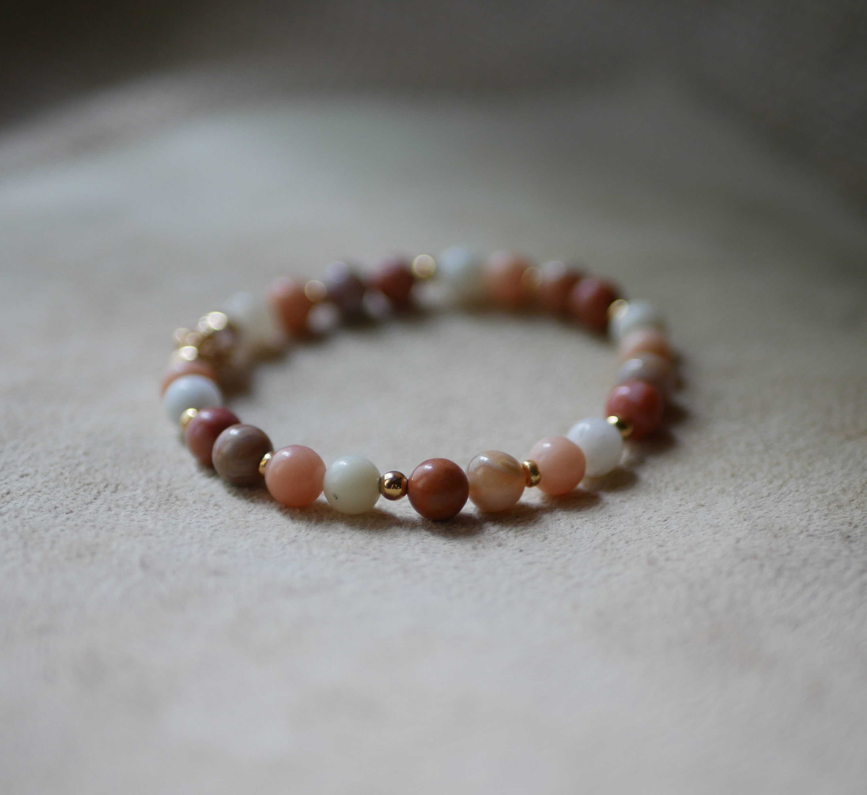 Pulseira com contas de pedra natural Aventurina rosa e branca e pérolas douradas