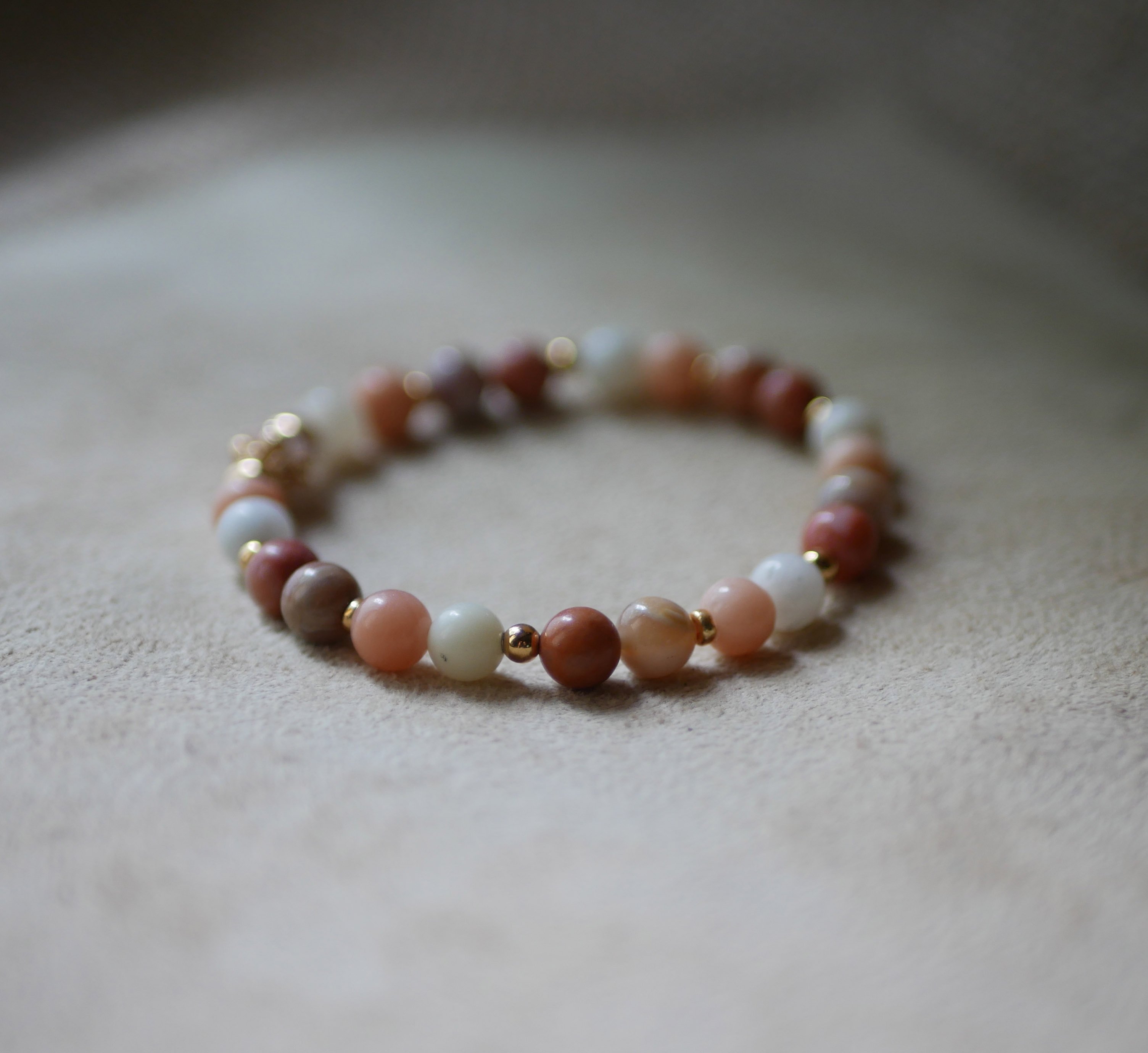 Pulseira com contas de pedra natural Aventurina rosa e branca e pérolas douradas