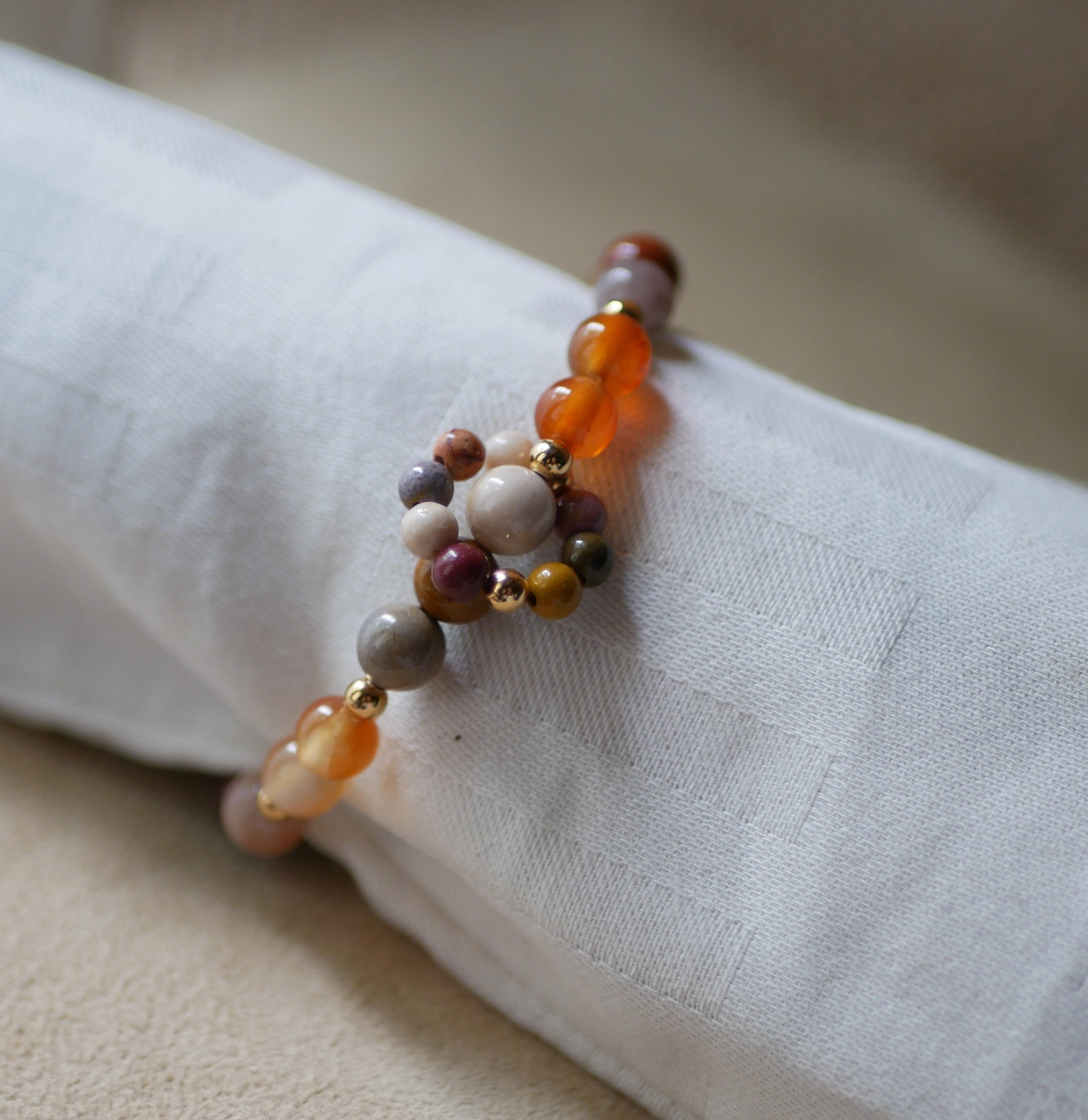 Pulseira de pedra natural mokaïte e cornalite com anel de mini pérolas