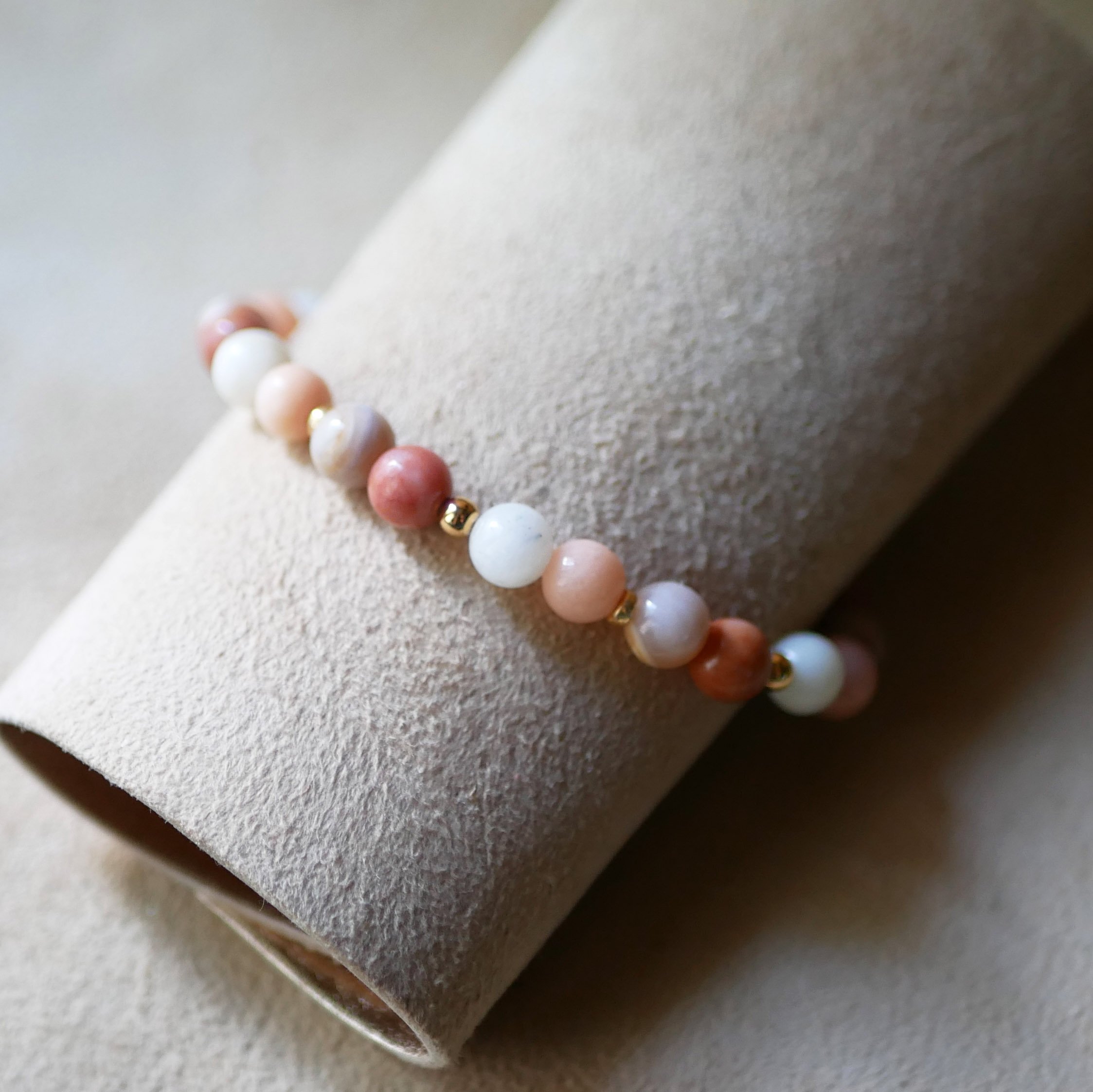 Pulseira com contas de pedra natural Aventurina rosa e branca e pérolas douradas