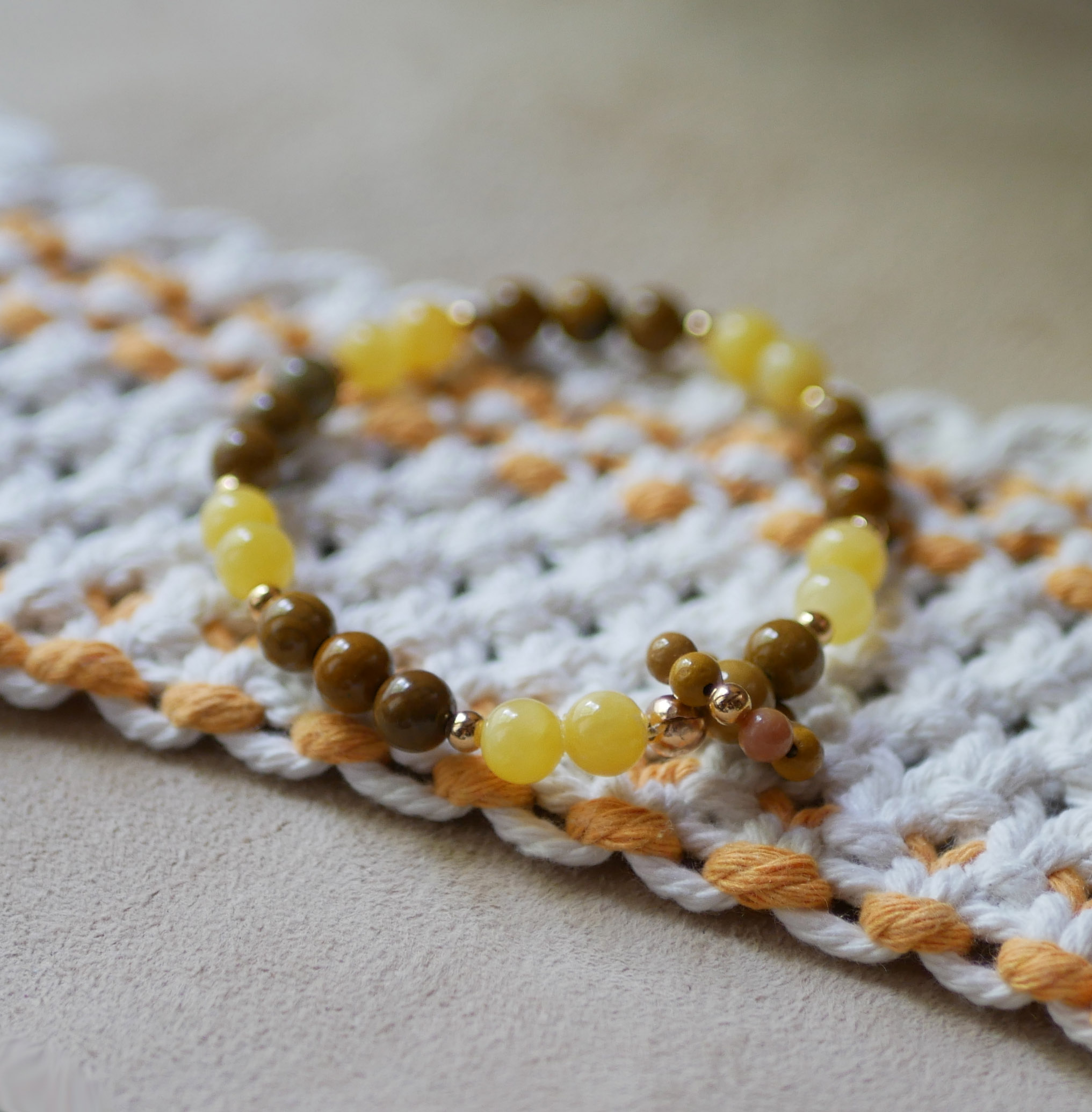 Pulseira de pedras naturais com contas de jade amarelo e mokaïte e um anel de mini contas