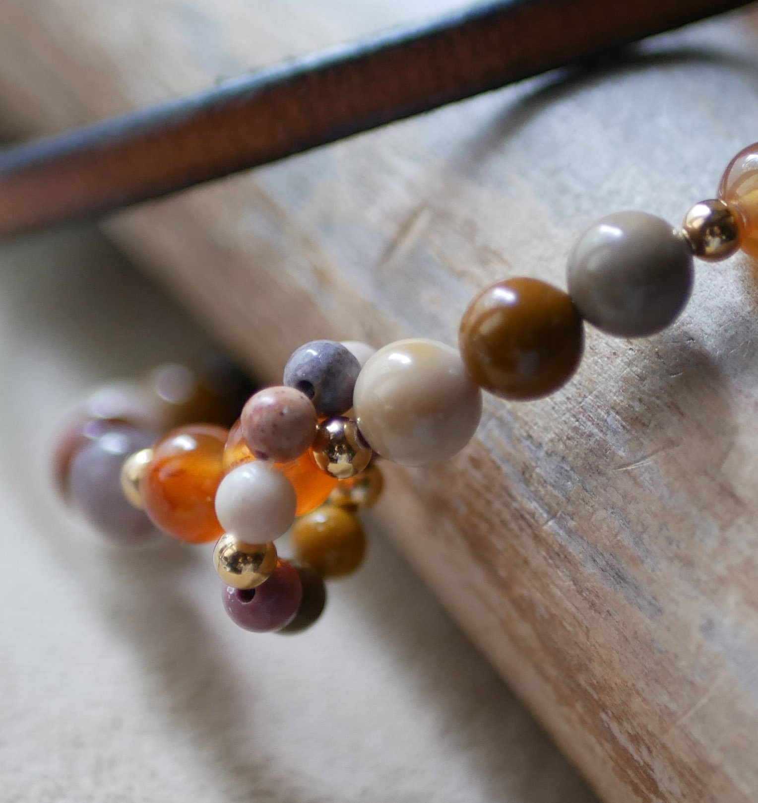 Pulseira de pedra natural mokaïte e cornalite com anel de mini pérolas