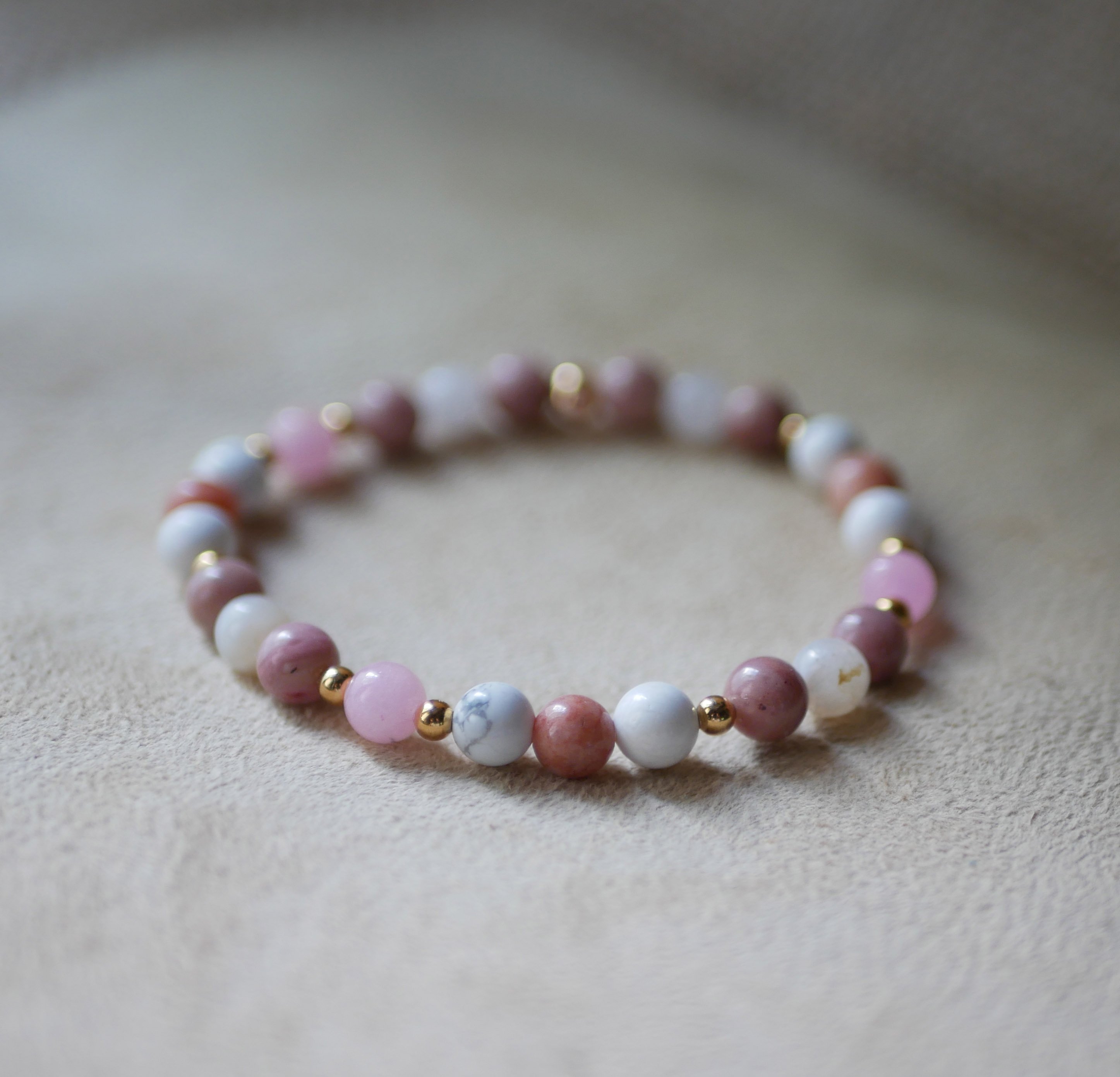 Pulseira com contas de ouro e pedras naturais Howlite e Rhodonite