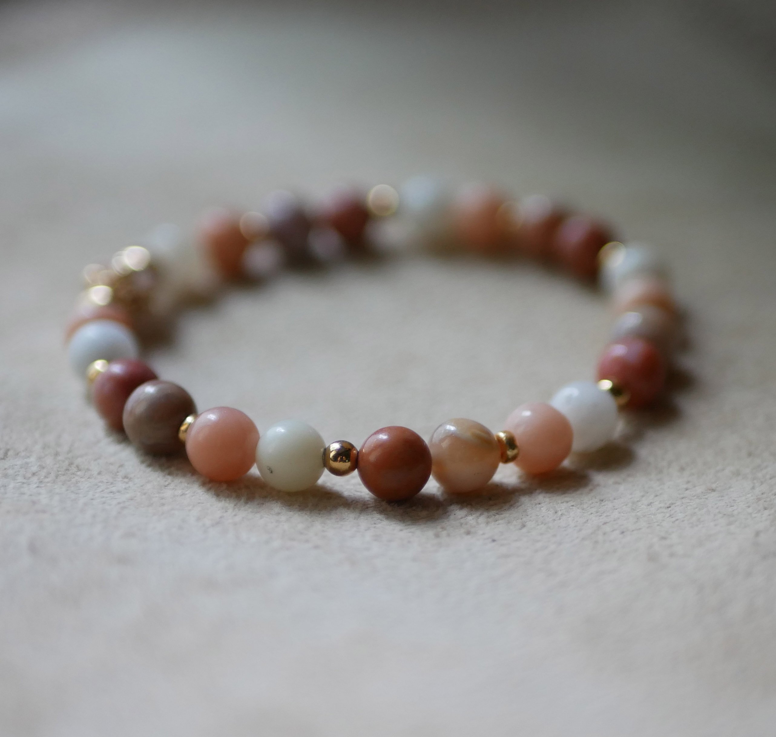 Pulseira com contas de pedra natural Aventurina rosa e branca e pérolas douradas