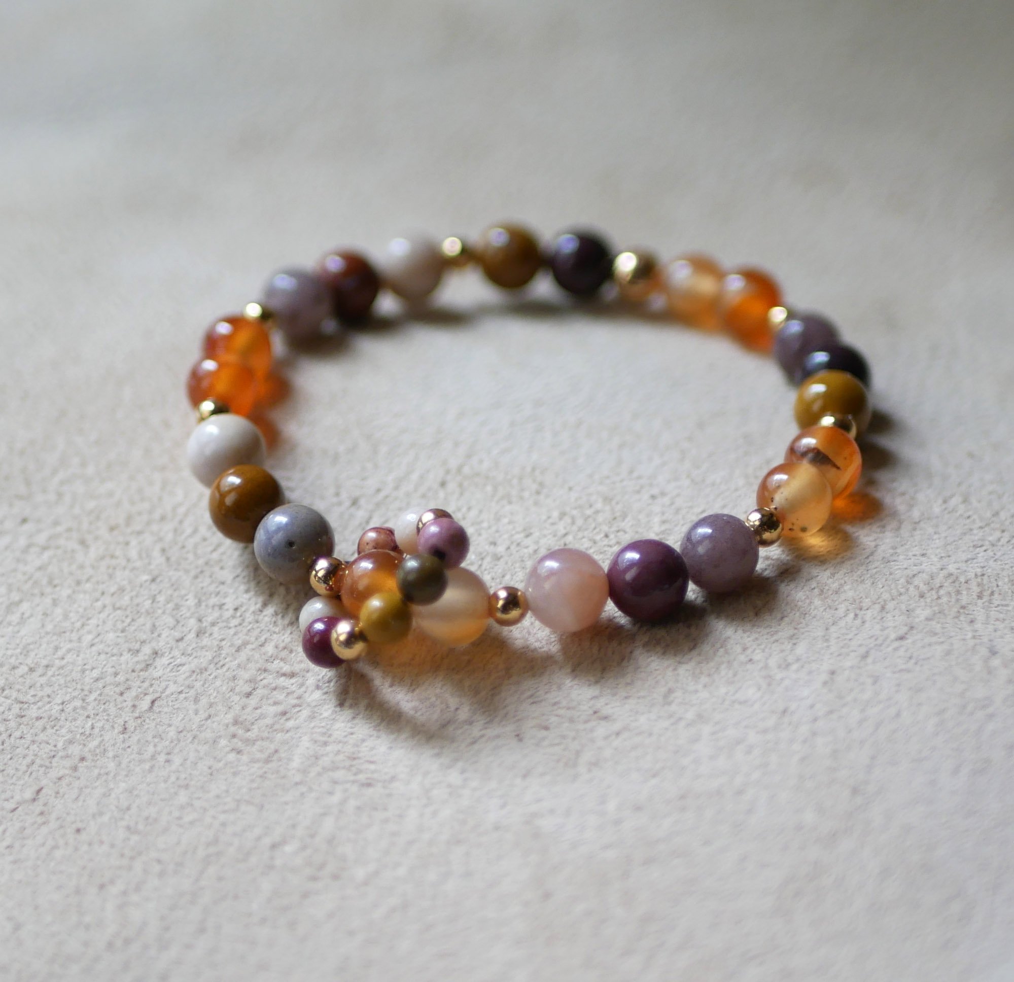 Pulseira de pedra natural mokaïte e cornalite com anel de mini pérolas