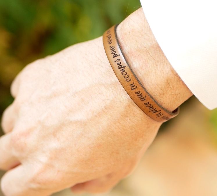 Pulseira de couro gravada personalizável para homem escolha do fecho 