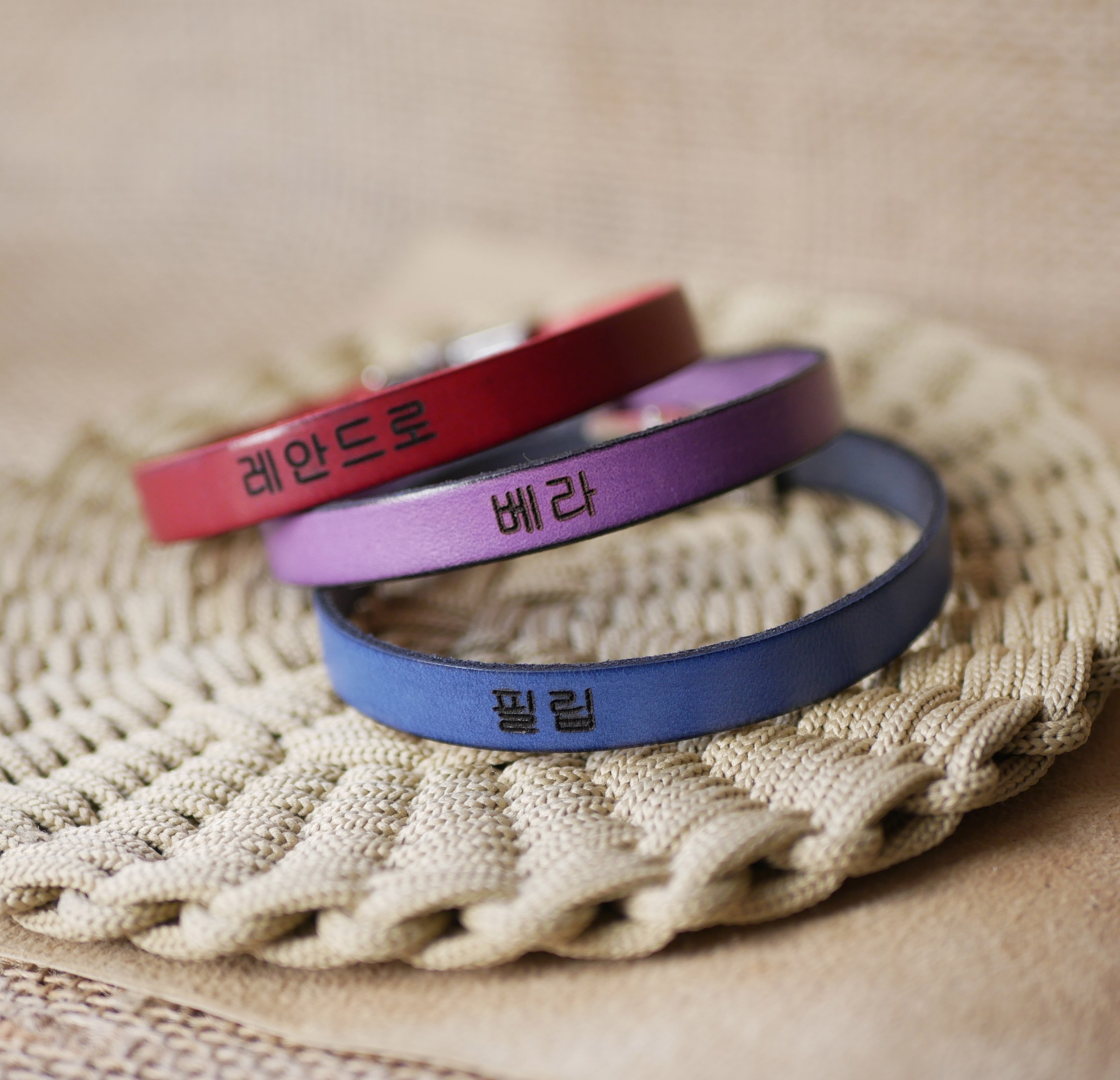 Pulseira com nome de f&atilde; de kpop coreano em pele para personalizar