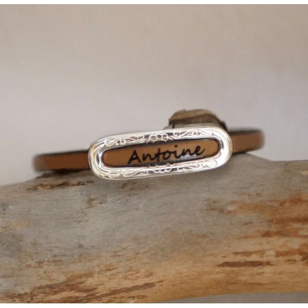 Pulseira com nome pr&oacute;prio personalizado atrav&eacute;s de grava&ccedil;&atilde;o em couro 
