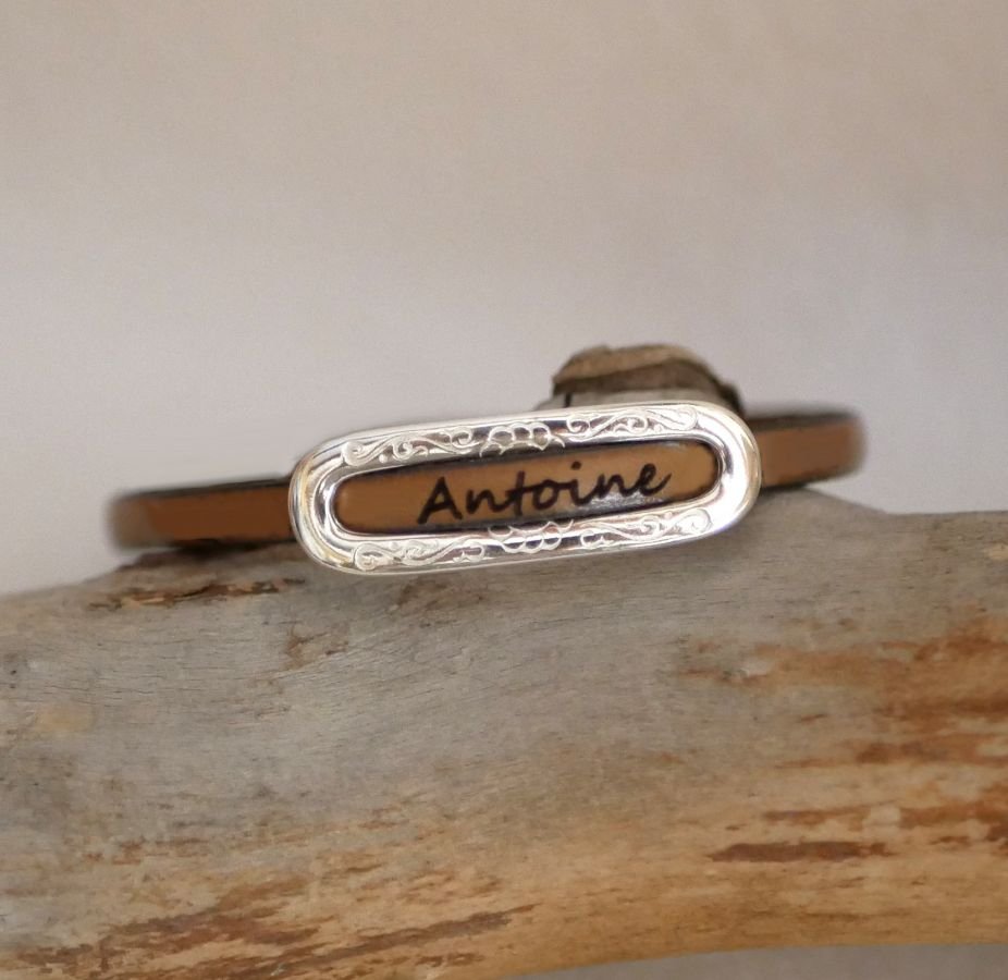 Pulseira com nome próprio personalizado através de gravação em couro 