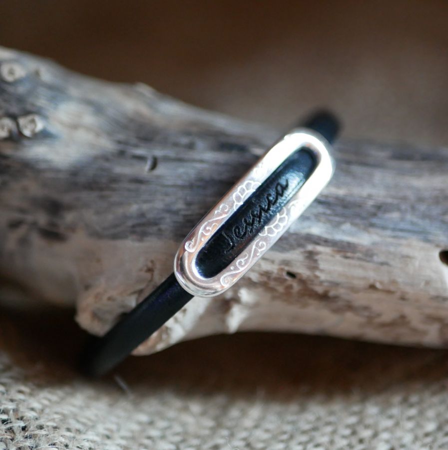 Pulseira com nome próprio personalizado através de gravação em couro 