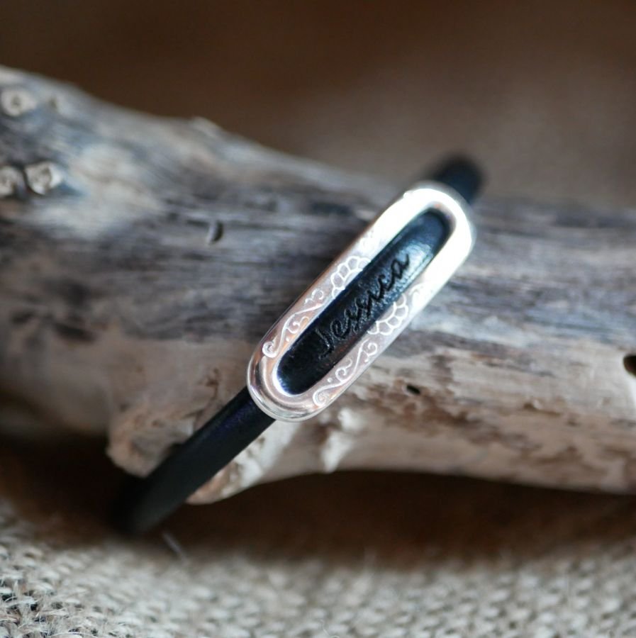 Pulseira com nome próprio personalizado através de gravação em couro 