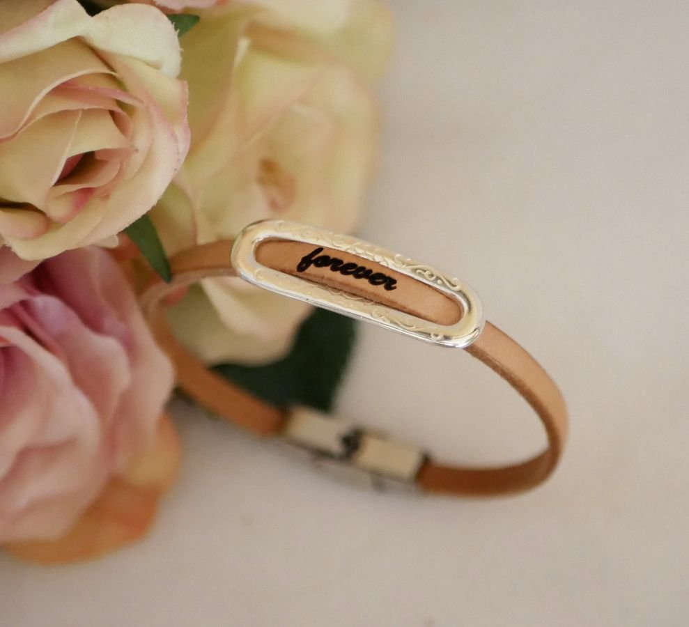 Pulseira com nome próprio personalizado através de gravação em couro 