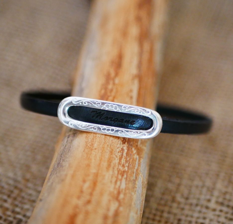 Pulseira com nome próprio personalizado através de gravação em couro 