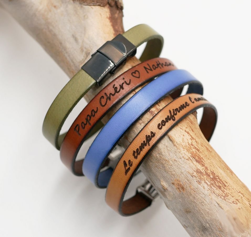 Bracelete ajustável em pele com fecho preto para personalização através de gravação 