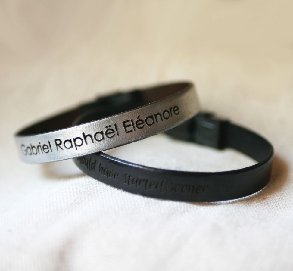 Bracelete ajustável em pele com fecho preto para personalização através de gravação 