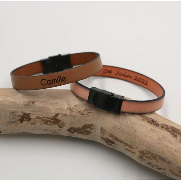 Bracelete ajust&aacute;vel em pele com fecho preto para personaliza&ccedil;&atilde;o atrav&eacute;s de grava&ccedil;&atilde;o 