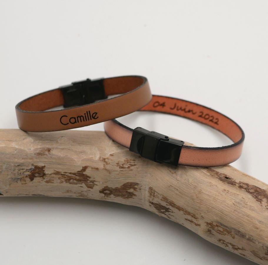 Bracelete ajustável em pele com fecho preto para personalização através de gravação 