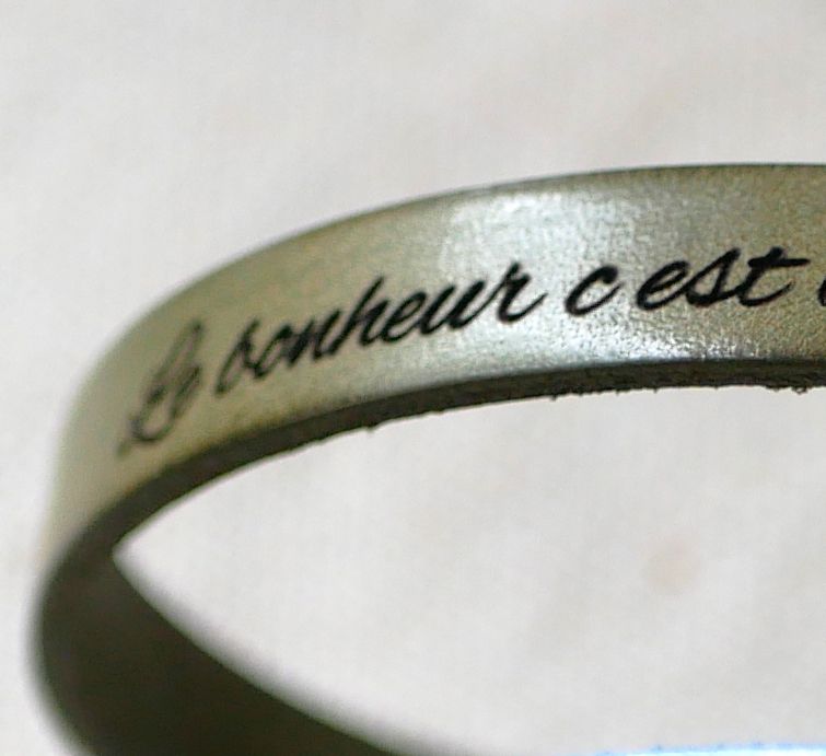 Bracelete ajustável em pele com fecho preto para personalização através de gravação 