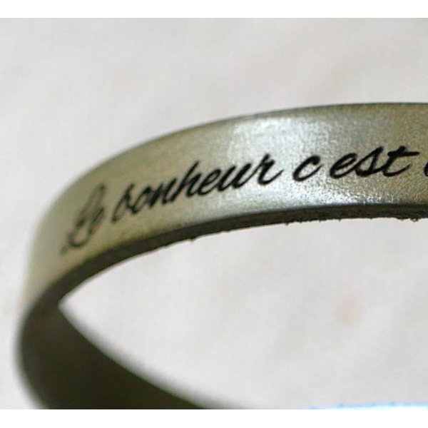Bracelete ajustável em pele com fecho preto para personalização através de gravação 