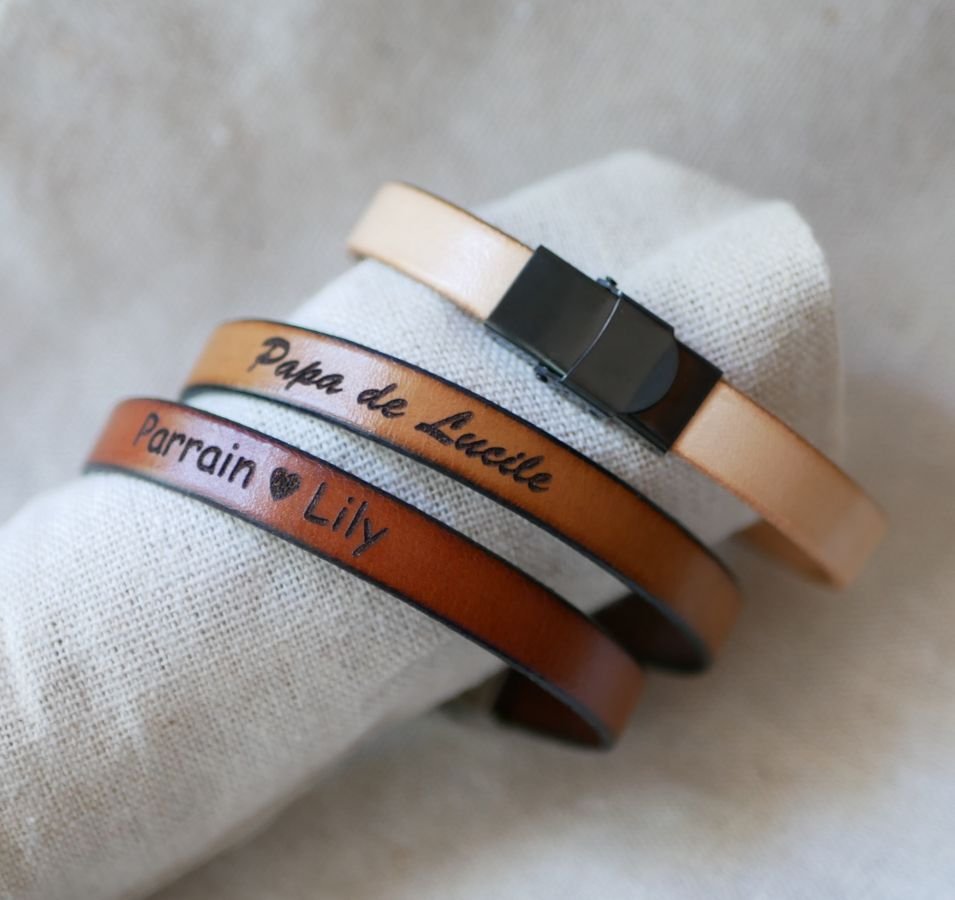 Bracelete ajustável em pele com fecho preto para personalização através de gravação 
