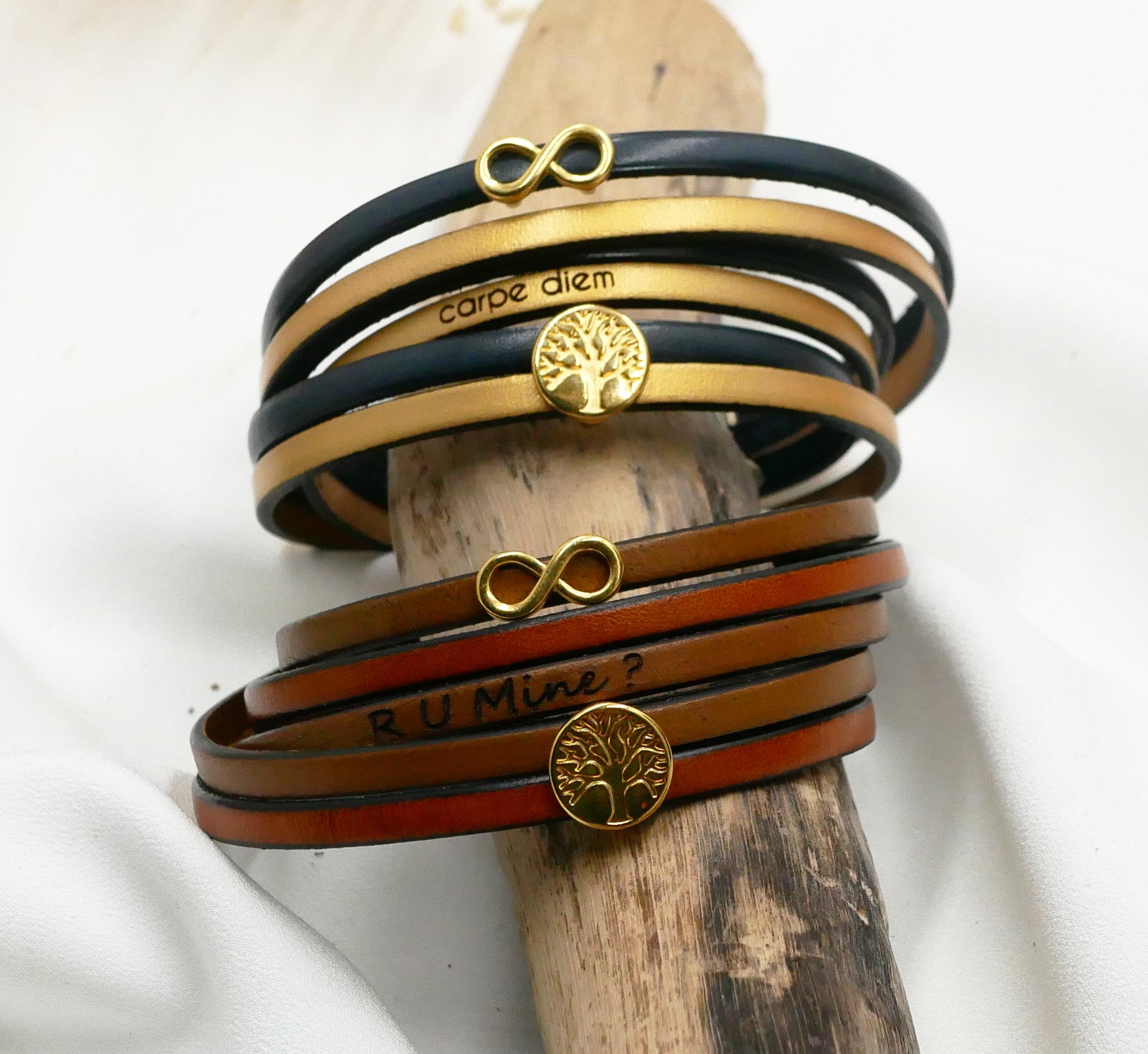 Pulseira de couro com o símbolo do infinito e cabochão da árvore da vida em ouro para personalizar  