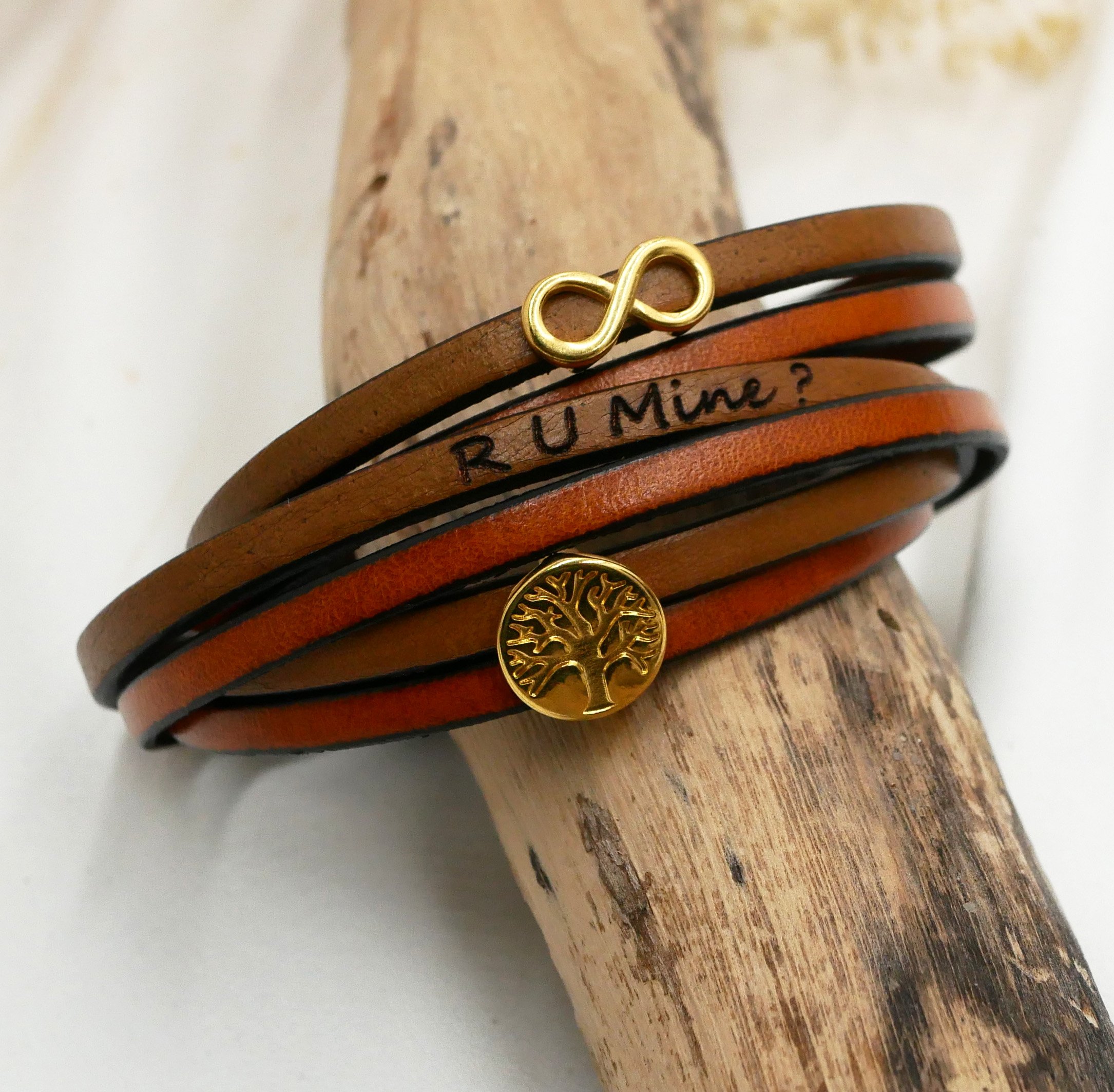 Pulseira de couro com o símbolo do infinito e cabochão da árvore da vida em ouro para personalizar  