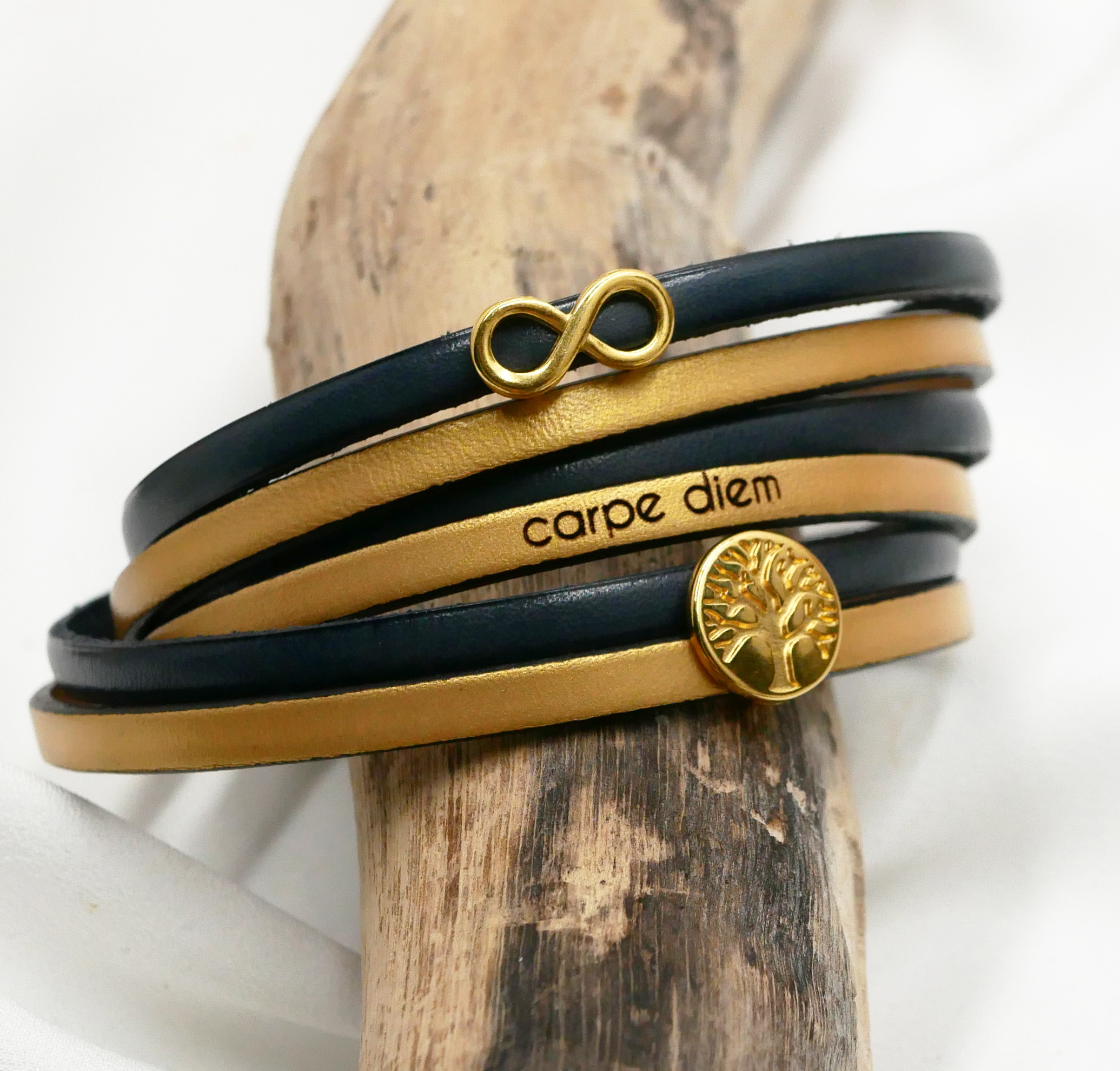 Pulseira de couro com o símbolo do infinito e cabochão da árvore da vida em ouro para personalizar  