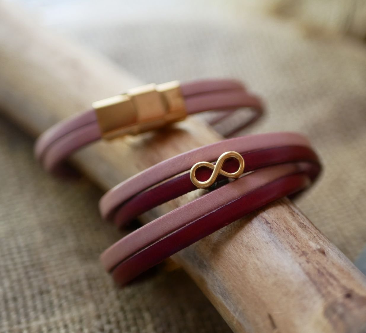 Prenda para a mãe pulseira dourada com o símbolo do infinito em 2 peles para personalizar  