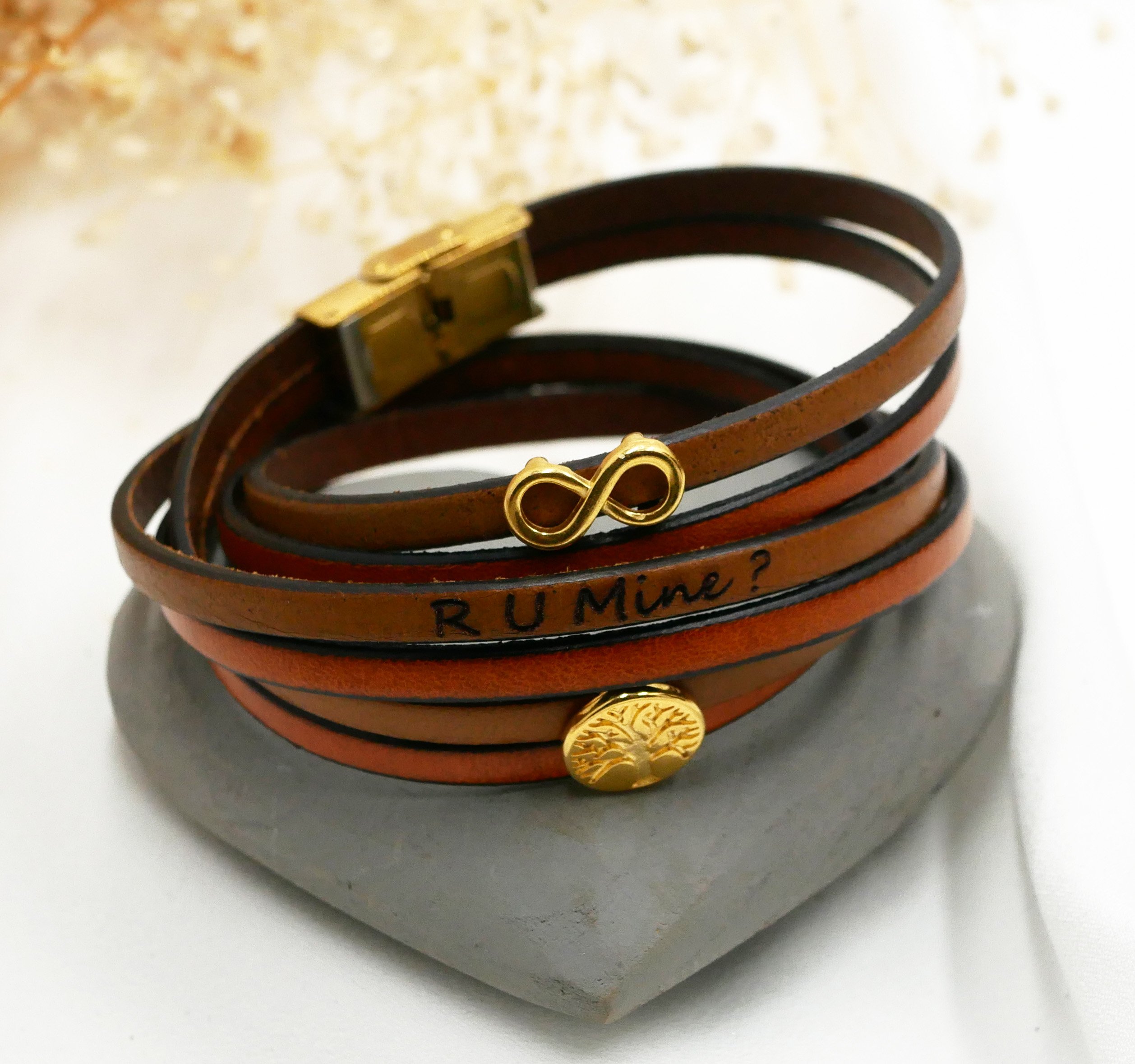 Pulseira de couro com o símbolo do infinito e cabochão da árvore da vida em ouro para personalizar  