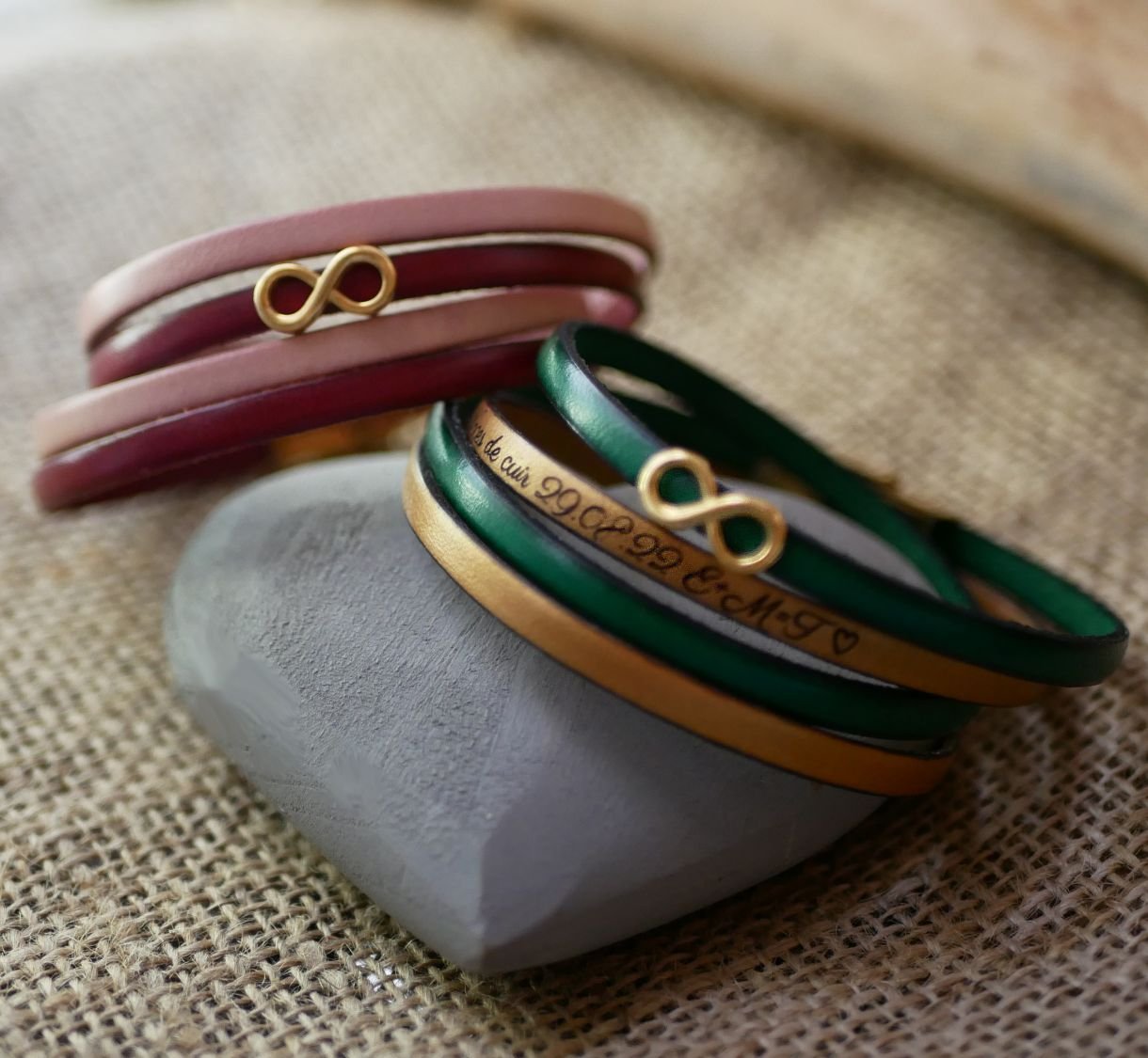 Prenda para a mãe pulseira dourada com o símbolo do infinito em 2 peles para personalizar  