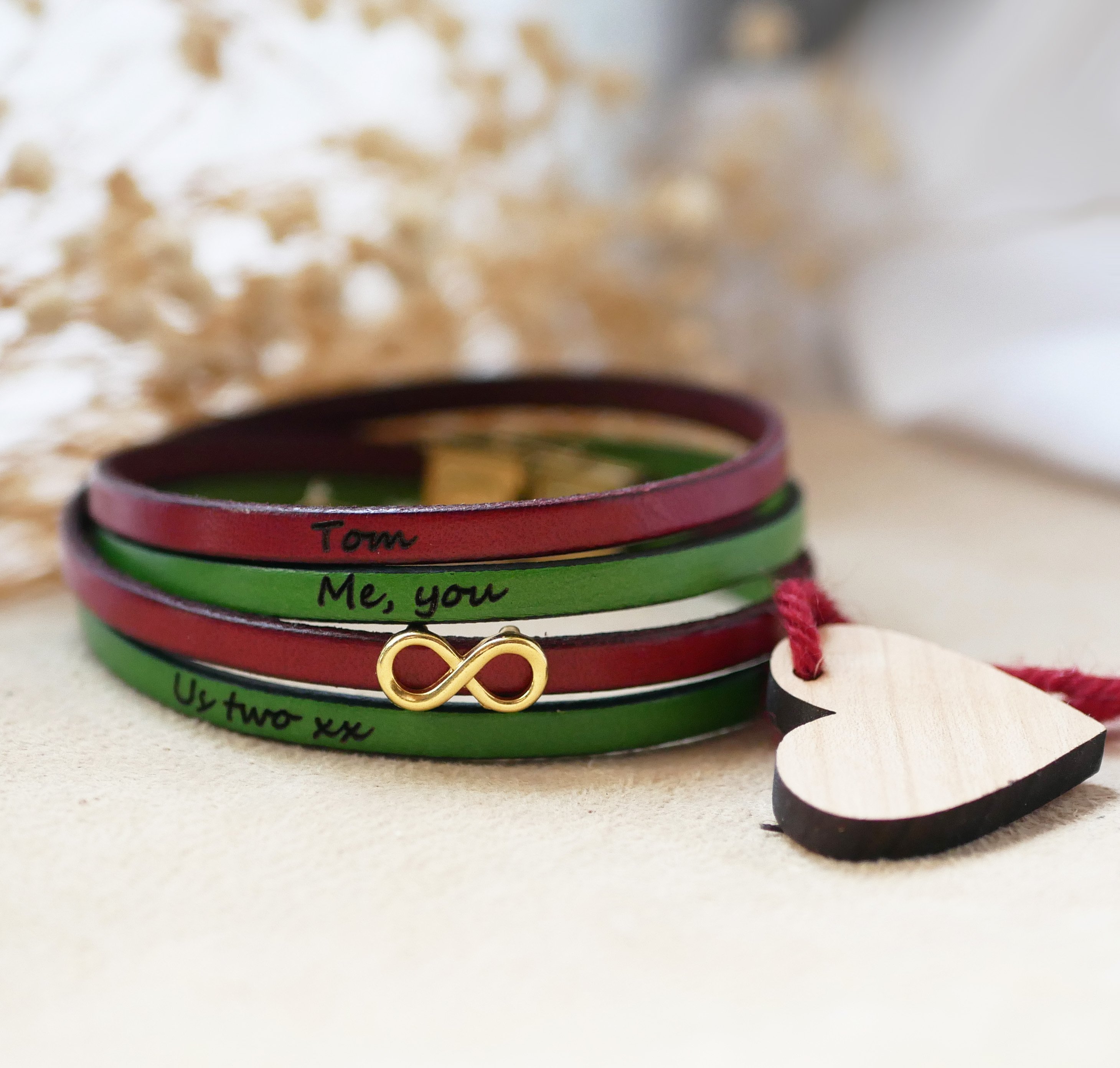 Prenda para a mãe pulseira dourada com o símbolo do infinito em 2 peles para personalizar  